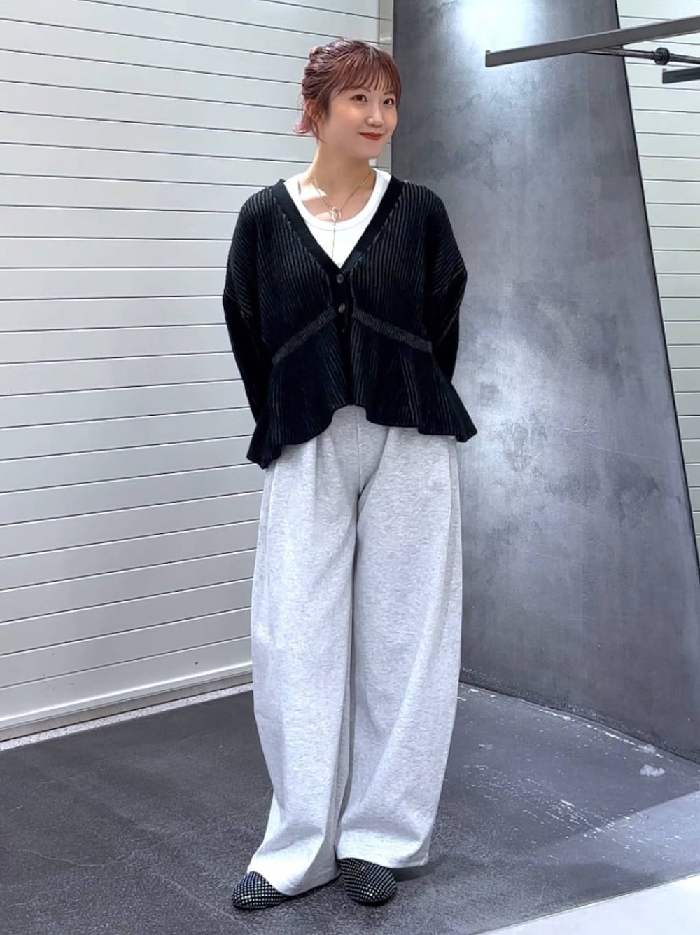 ホワイト系のTシャツ/カットソー、グレー系のスウェットパンツ、ブラック系のカーディガン/ボレロを着用したレディースの秋コーディネートの1枚目の写真