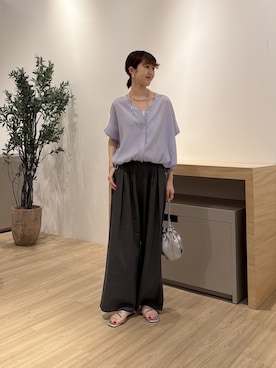 「Jena espace merveilleux(ジェナ エスパスメルヴェイユ)の〈7/17インスタライブご紹介アイテム〉裾ドロストVネックシャツ(シャツ/ブラウス、パープル系)」を使った、moeさん(レディース・166cm)の夏コーディネート