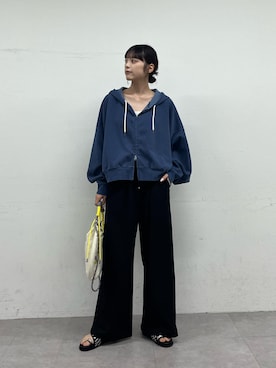 「CIAOPANIC TYPY（チャオパニックティピー）の【ゆるっと抜け感大人フーディー】ピグメントダンボールパーカー（パーカー、ブルー系）」を使った、Nanamiさん（レディース・166cm）の春コーディネート