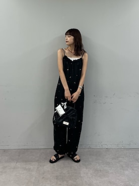 「CIAOPANIC TYPY（チャオパニックティピー）の【2サイズ展開】花柄刺繍リボンサテンサロペット（サロペット/オーバーオール、ブラック系）」を使った、Nanamiさん（レディース・166cm）の夏コーディネート