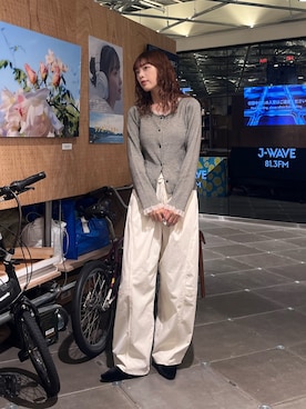 「CIAOPANIC TYPY（チャオパニックティピー）の∴【前後2WAY】シアーフリルアンチピリングリブニットカーデ（Cardigans、ホワイト系）」を使った、Nanamiさん（レディース・166cm）の秋コーディネート