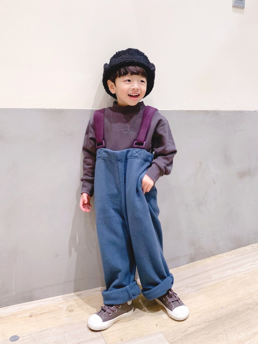 「サロペットコーデ、キッズサロペット、キッズ、CIAOPANIC TYPY、コンバース ハイカット、3歳男の子、ciaopanicTYPY」｜「CIAOPANIC TYPYの【KIDS】フリースバルーンサロペ（サロペット/オーバーオール、ブルー系）」を使った、sayuuuuさん（キッズ・90cm）の冬コーディネートの1枚目の写真