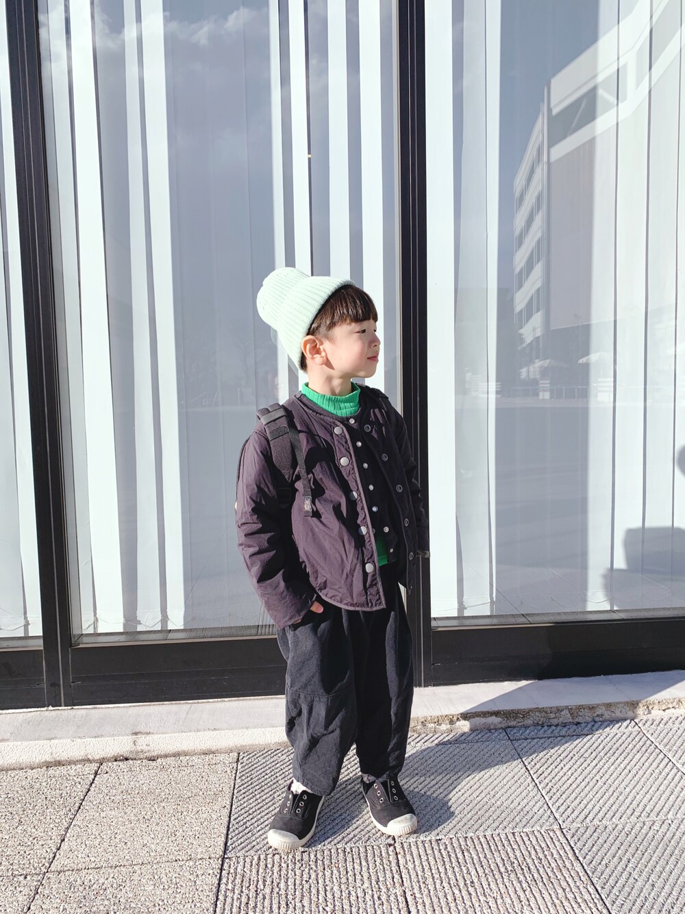 「CIAOPANIC TYPY、ciaopanicTYPY、チャオパニックティピー(CIAOPANIC TYPY)、3歳男の子、ニット帽」｜「Cientaの【Cienta/シエンタ】CanvasSlip-on model70（スリッポン、ブラック系）」を使った、sayuuuuさん（キッズ・90cm）の春コーディネートの1枚目の写真