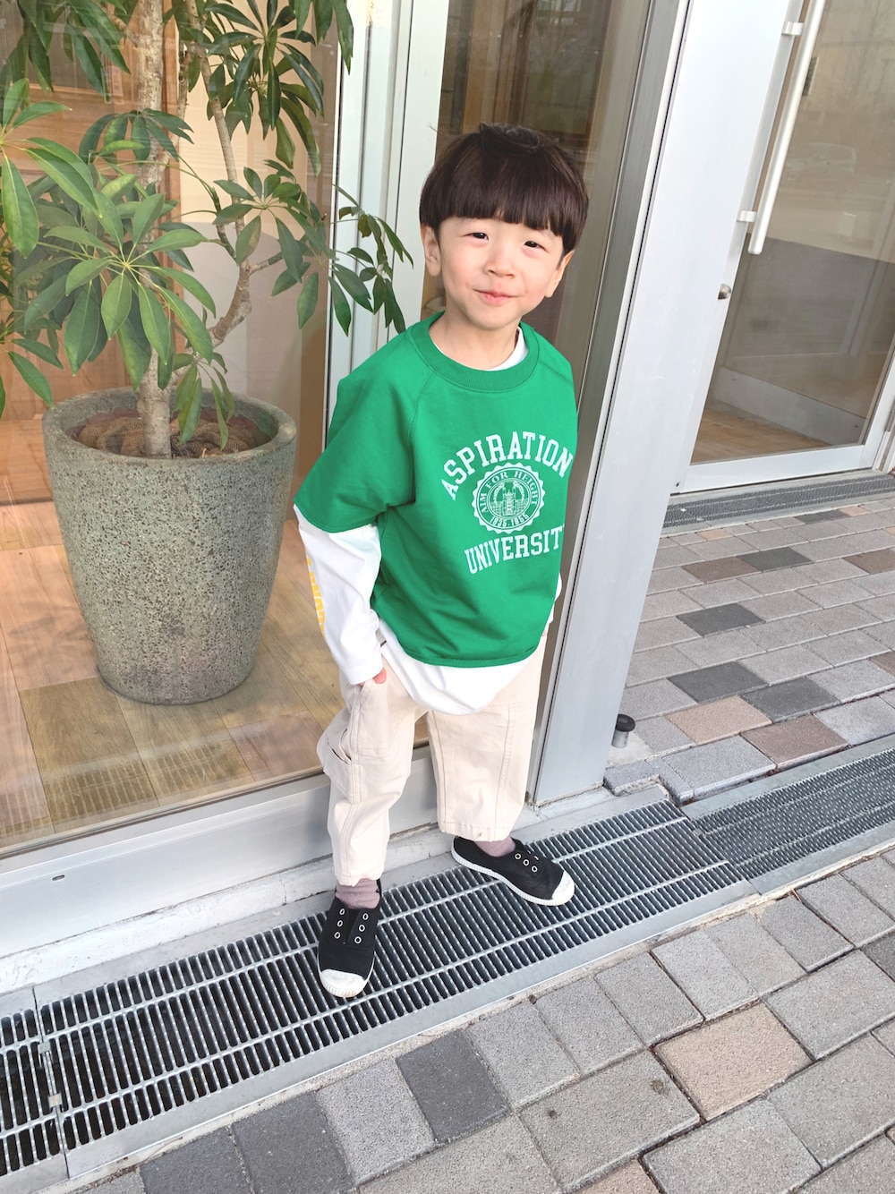 「チャオパニックティピー(CIAOPANIC TYPY)、CIAOPANIC TYPY、ciaopanicTYPY、グリーンコーデ、春カラー、ホワイトパンツ、3歳男の子」｜「CIAOPANIC TYPYの【KIDS】USAコットンポケット付きロングTee（Tシャツ/カットソー、ホワイト系）」を使った、sayuuuuさん（キッズ・90cm）の春コーディネートの1枚目の写真