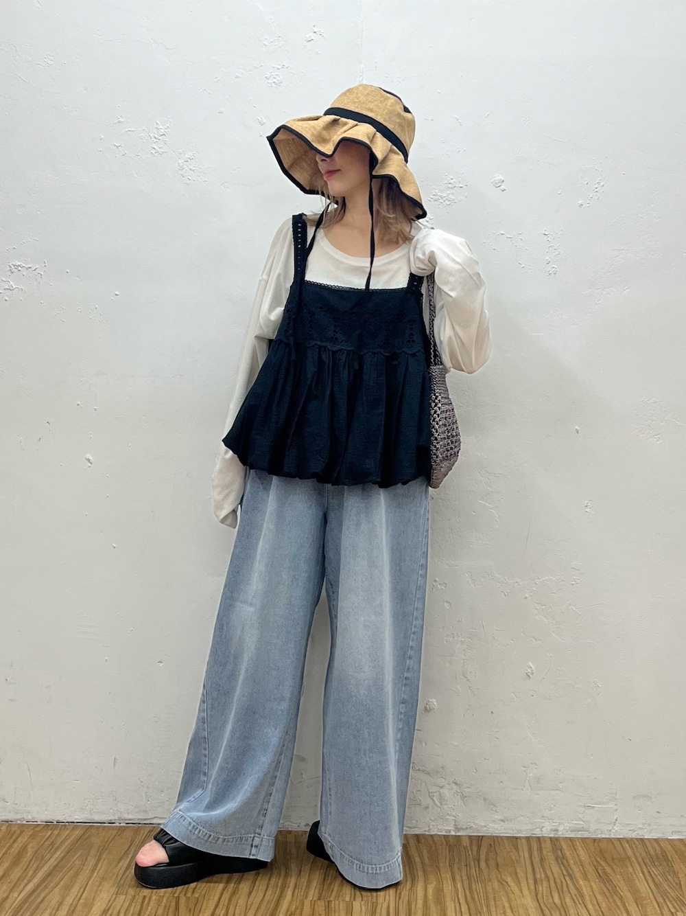 「デニム、デニムパンツ、デニムコーデ、パンツ、パンツスタイル、パンツコーデ、キャミ、キャミ×Tシャツ、シアー、シアートップス」｜「CIAOPANIC TYPYの【お気に入り数5.6万人突破】サイドスリットシアートップス（Tシャツ/カットソー、ホワイト系）」を使った、sayuuuuさん（骨格ウェーブ・レディース・147cm）の春コーディネートの1枚目の写真