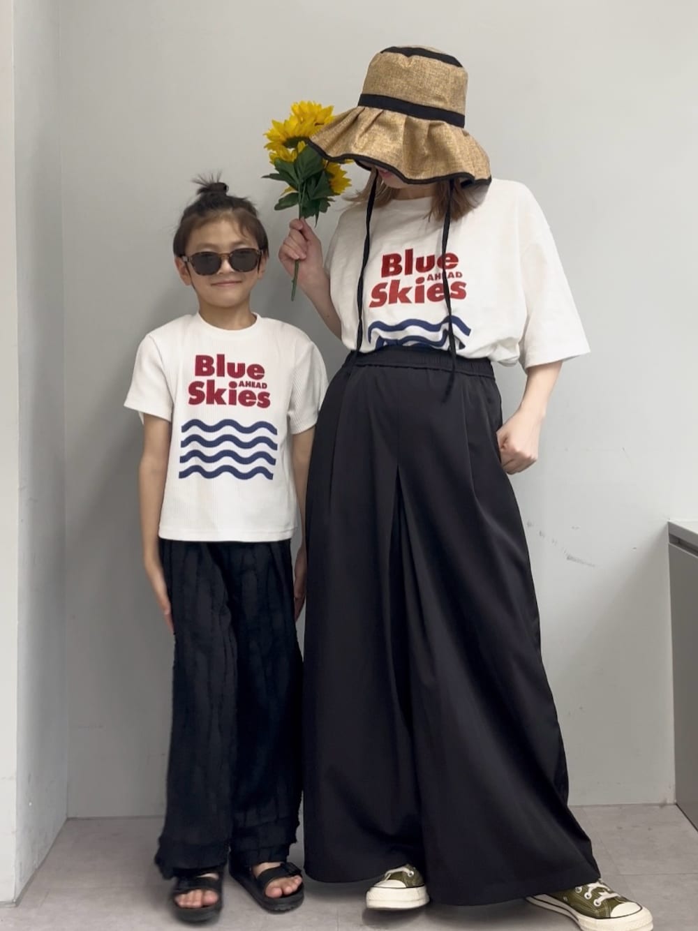 「Tシャツ、tee、TEE、Tee、TEE SHIRT、リンク、リンクコーデ、リンクコーデ 親子、リンクコーディネート、親子、親子コーデ、親子でおそろい、親子リンク、親子リンクコーデ、親子リンクはティピー」｜「CIAOPANIC TYPYの【KIDS】【GOOD HOLIDAY】スーベニアリブTEE（Tシャツ/カットソー、ホワイト系）」を使った、sayuuuuさん（骨格ウェーブ・レディース・147cm）の春コーディネートの1枚目の写真
