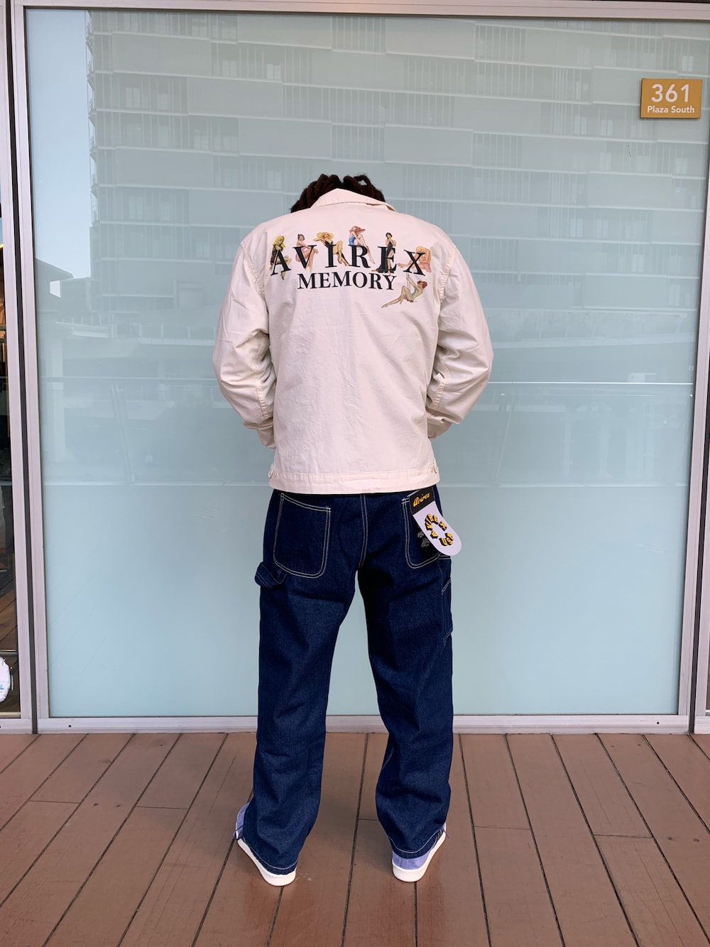 「ベージュ、AVIREX、スニーカーコーデ、休日スタイル、シンプルコーデ、シャツスタイル、オトナカジュアル、お洒落さんとつながりたい、アメカジコーデ、チョコ色に染まれ」｜「AVIREXのGIRLS & LOGO JACKET/ ガールズ&ロゴジャケット（ブルゾン、ホワイト系）」を使った、ゆきとらさん（メンズ・175cm）の冬コーディネートの1枚目の写真