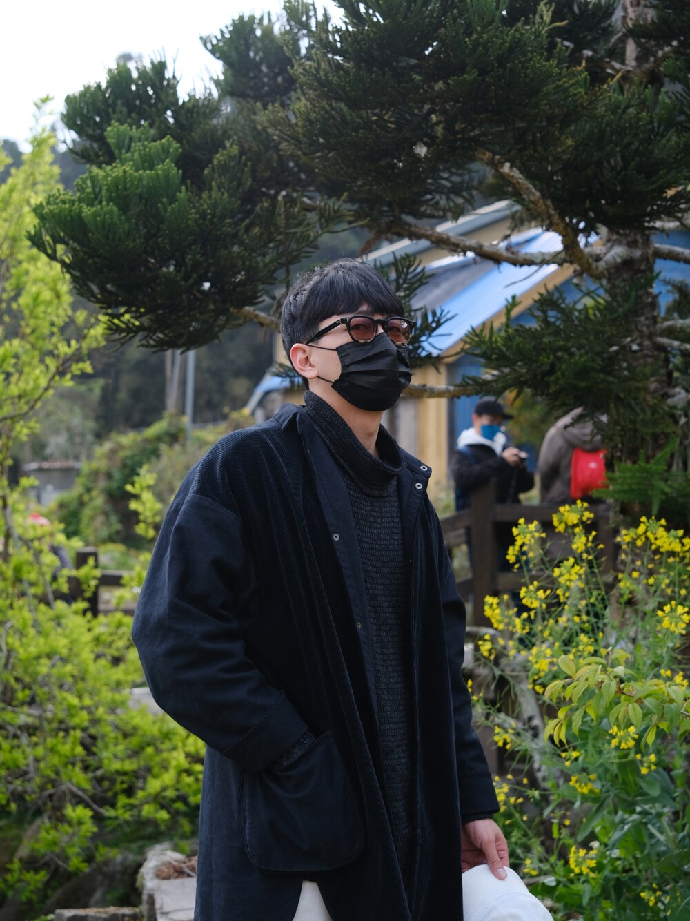 ブラック系のジャケット/アウター、ブラック系のトップス、ブラック系のその他シューズを着用したメンズの冬コーディネートの1枚目の写真