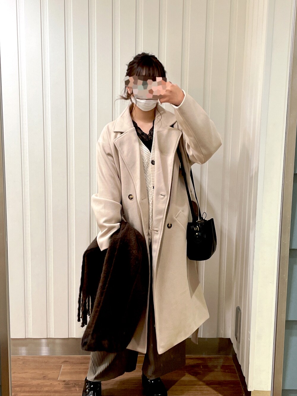 「冬コーデ、パンツスタイル、低身長、シンプル、秋冬コーデ、淡色コーデ、休日コーデ、コートスタイル、カジュアル」｜「Honeysの多ポケットショルダー（ショルダーバッグ、ブラック系）」を使った、salmon22o29さん（レディース・154cm）の冬コーディネートの1枚目の写真