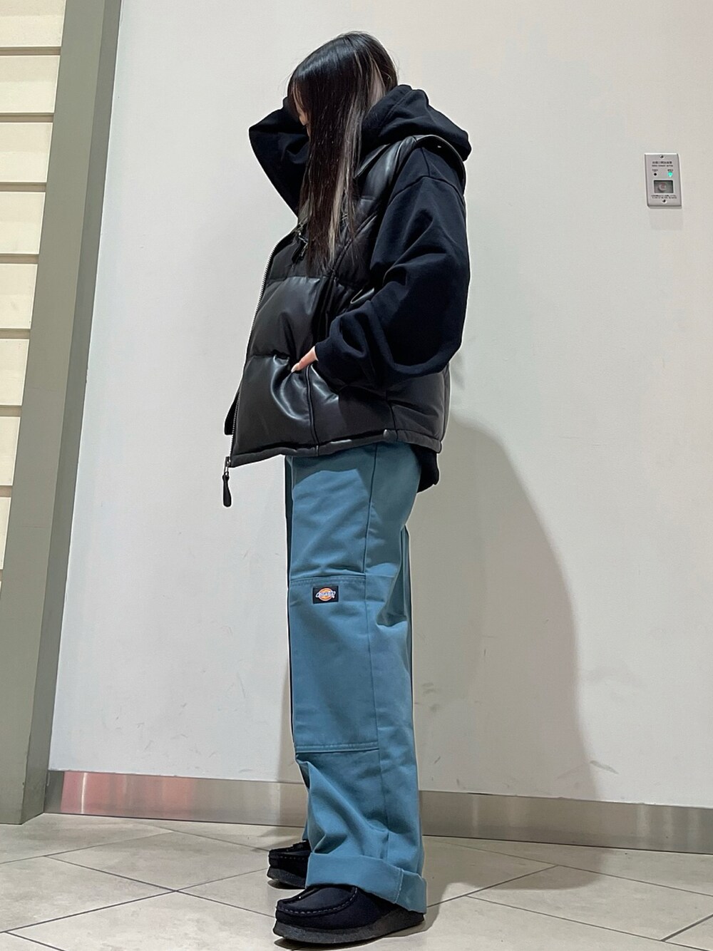 「ブラック、グリーン、カラーパンツ、AVIREX、ootd、clarks、ワラビー、低身長コーデ、レザーベスト、AVIREXBelle」｜「AVIREXのWOOL COMBI LEATHER DOWN/ ウールコンビレザーダウン（ライダースジャケット、ブラック系）」を使った、サキカさん（レディース・148cm）の冬コーディネートの1枚目の写真