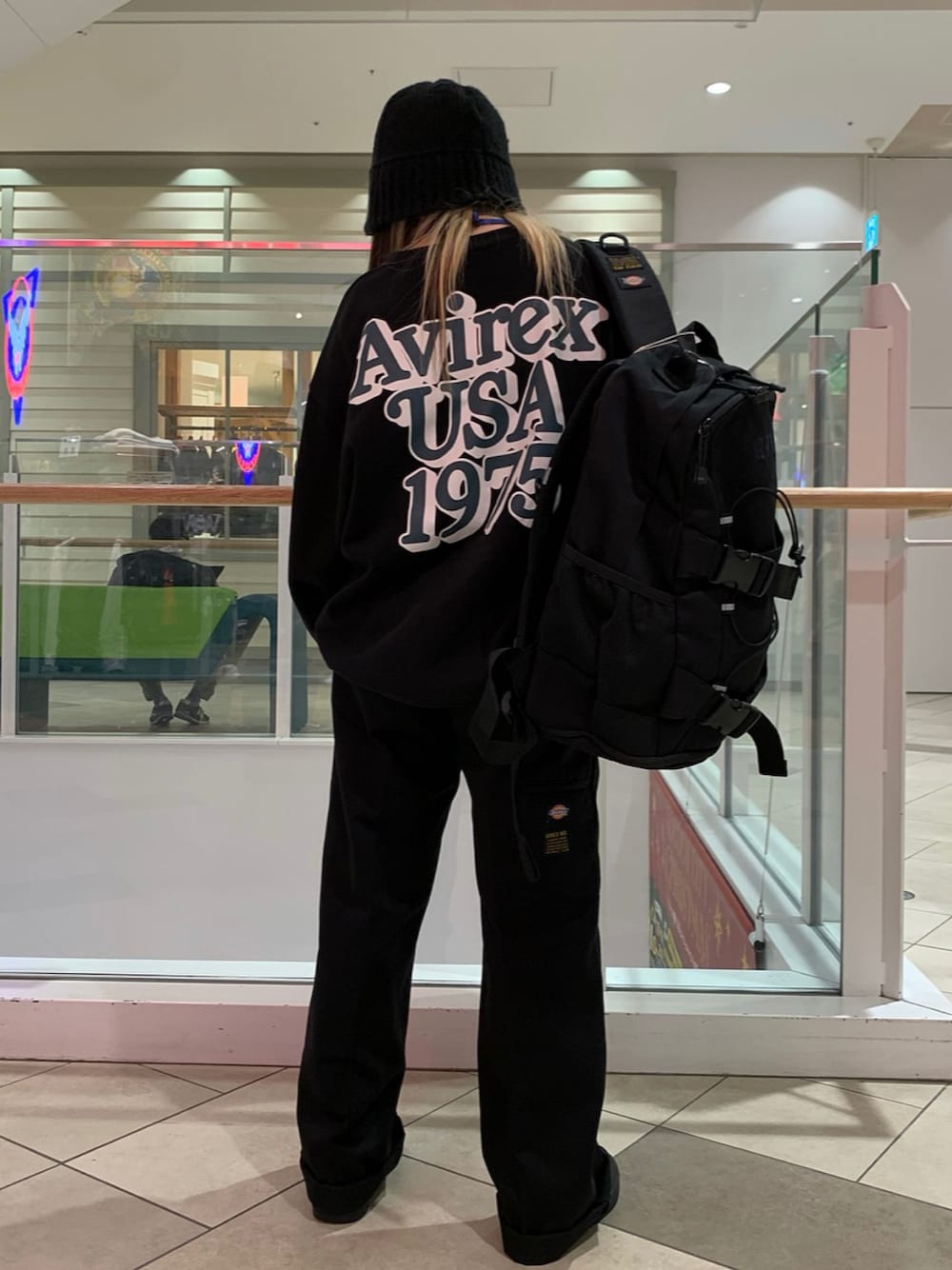 「ブラック、AVIREX、オールブラック、Dickies、ootd、バックプリント、低身長コーデ、エアフォースワン、ダブルニー、AVIREXBelle」｜「AVIREXの【直営店限定】AVIREX USA 1975 SWEAT/ アヴィレックスUSA 1975 スウェット（スウェット、ブラック系）」を使った、サキカさん（レディース・148cm）の冬コーディネートの1枚目の写真