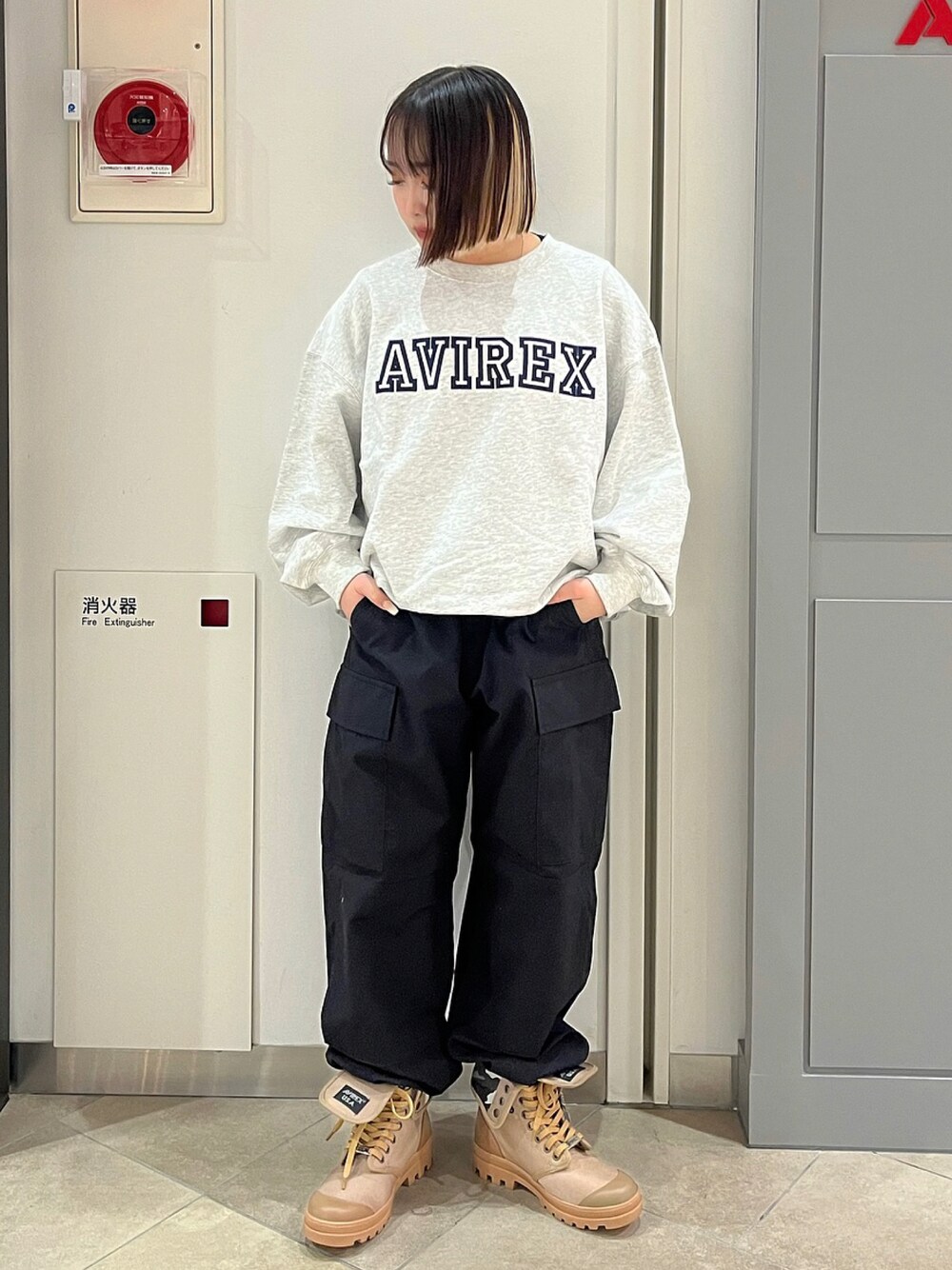 「ブラック、ベージュ、AVIREX、オーバーサイズ、カーゴパンツ、ロゴスウェット、パンツスタイル、ootd、低身長コーデ、AVIREXBelle」｜「AVIREXの【直営店限定】AVIREX WAPPEN SWEAT/ アヴィレックスワッペンスウェット（スウェット、グレー系）」を使った、サキカさん（レディース・148cm）の冬コーディネートの1枚目の写真