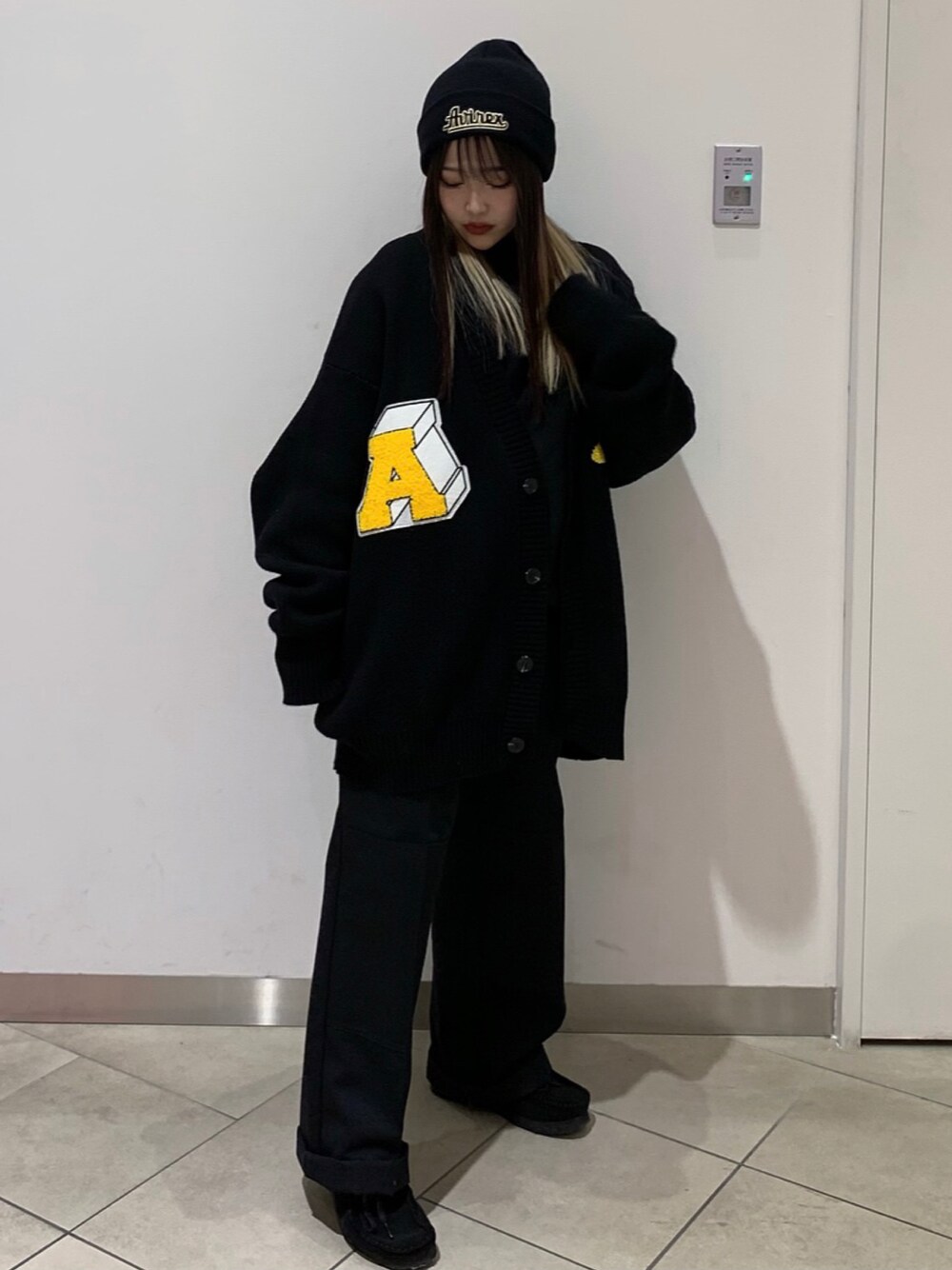 「ニット帽、ニットカーディガン、AVIREX、オールブラック、Dickies、ootd、ワラビー、低身長コーデ、ダブルニー、AVIREXBelle」｜「AVIREXの【直営店限定】 コットン ニット コーディガン サークルロゴ / COTTON KNIT CARDIGAN CIRCLE LOGO / アヴィレックス / AVIREX（カーディガン/ボレロ、ブラック系）」を使った、サキカさん（レディース・148cm）の冬コーディネートの1枚目の写真