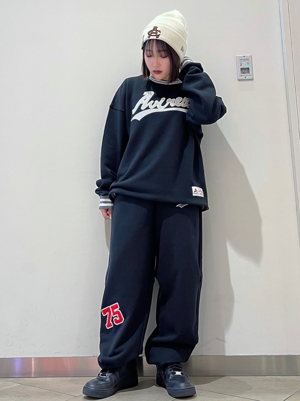 「スウェット、ビッグシルエット、セットアップ、ブラック、AVIREX、NEW ERA、オーバーサイズ、ootd、低身長コーデ、AVIREXBelle」｜「AVIREXの【直営店限定】ベースボール リブライン クルーネック スウェット /  BASEBALL RIB LINE CREW NECK SWEAT / アヴィレックス / AVIREX（スウェット、ブラック系）」を使った、サキカさん（レディース・148cm）の冬コーディネートの1枚目の写真