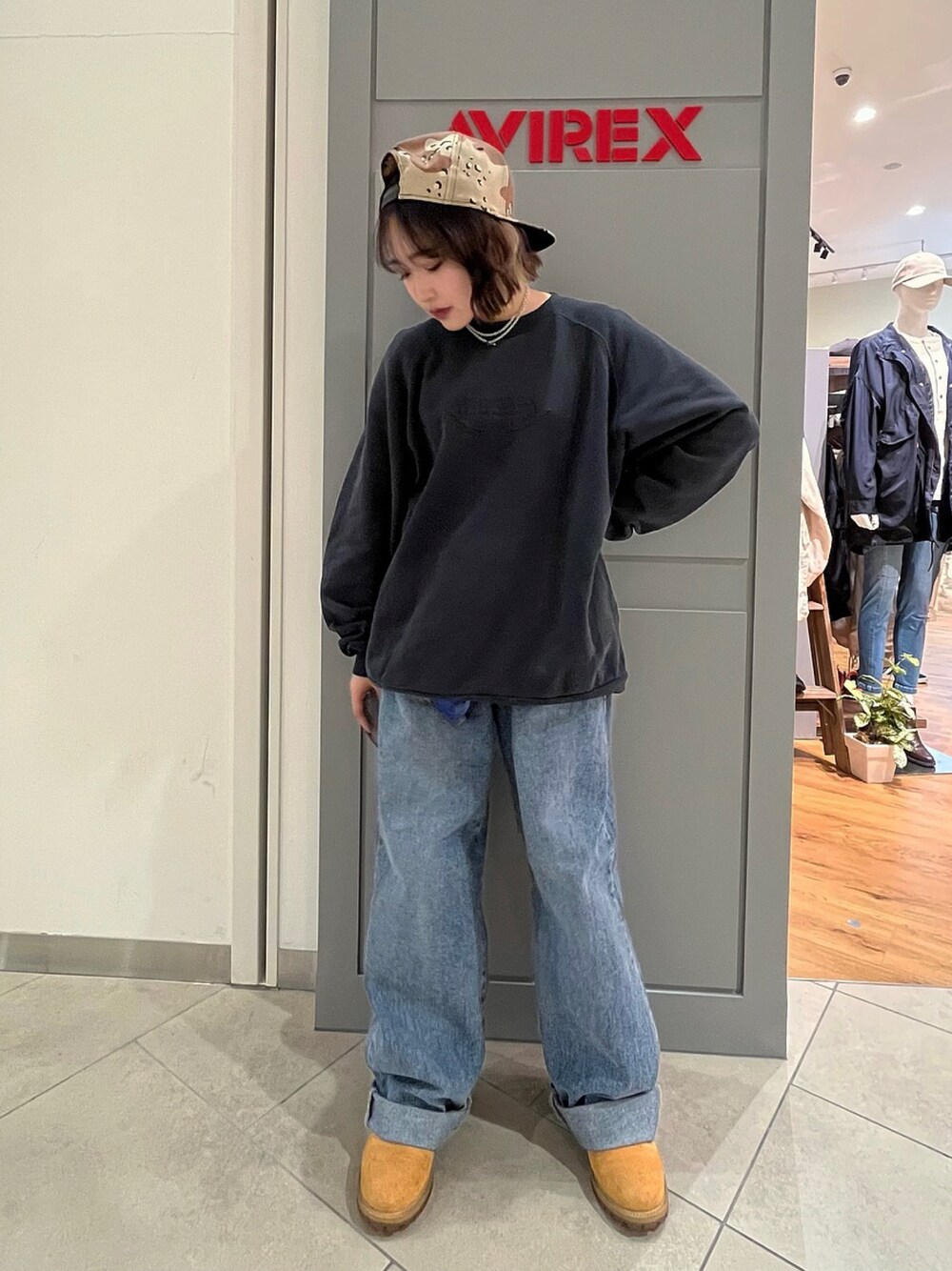 「デニム、キャップ、AVIREX、NEW ERA、オーバーサイズ、ootd、Timberland、チャコールグレー、低身長コーデ、AVIREXBelle」｜「AVIREXの【直営店限定】ピグメント ラグラン スウェット / PIGMENT RAGLAN SWEAT / アヴィレックス / AVIREX（スウェット、グレー系）」を使った、サキカさん（レディース・148cm）の春コーディネートの1枚目の写真