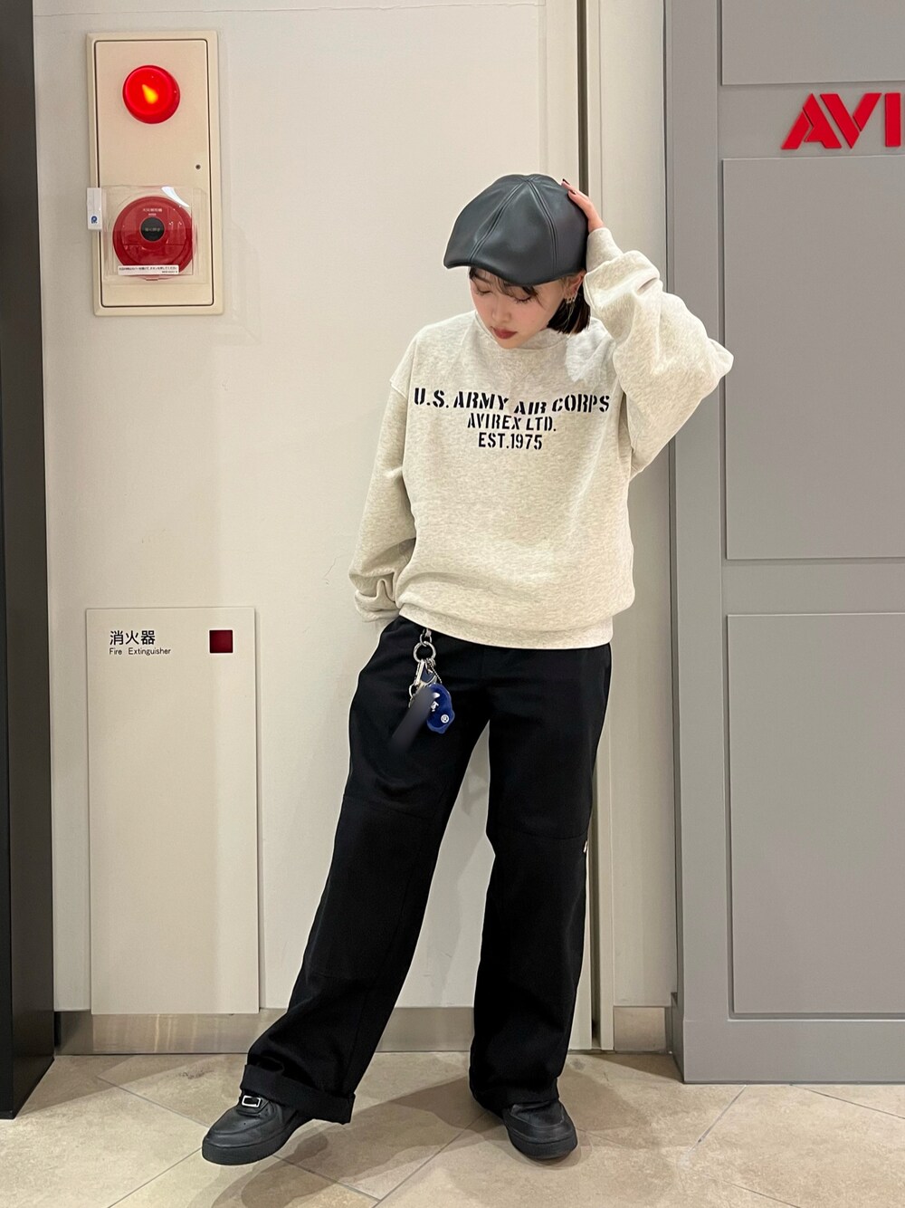 「NIKE、ブラック、AVIREX、Dickies、ハンチング、ootd、シンプルコーデ、春コーデ、低身長コーデ、AVIREXBelle」｜「AVIREXの【Dickies × AVIREX】 ダブルニー センタープレス ワークパンツ / DOUBLE KNEE CENTER PRESS WORK PANT / アヴィレックス / ディッキーズ（その他パンツ、ブラック系）」を使った、サキカさん（レディース・148cm）の春コーディネートの1枚目の写真