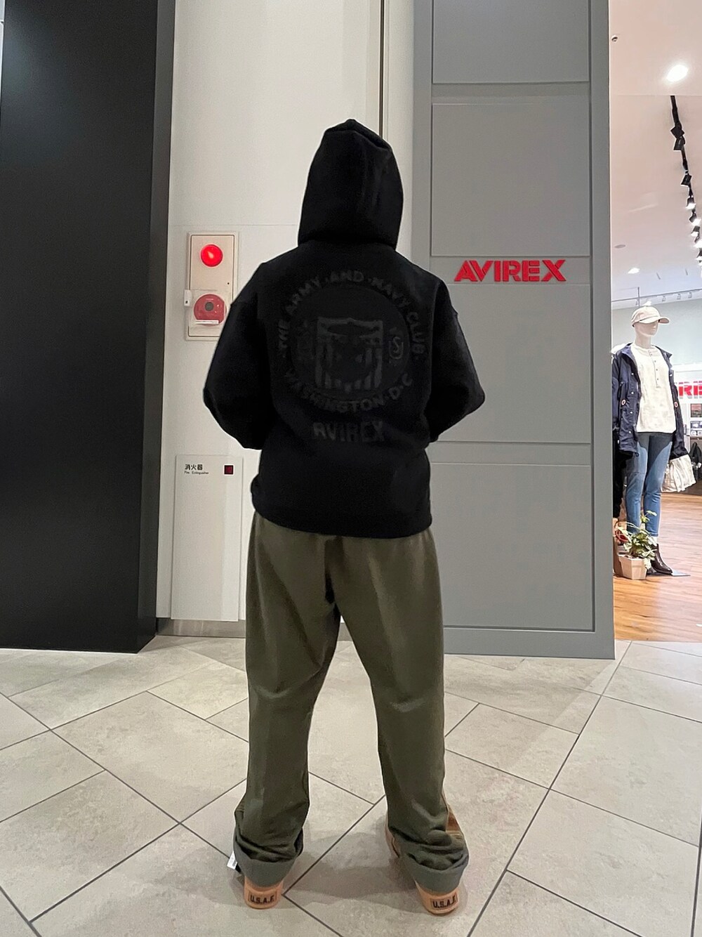 「スニーカー、パーカー、AVIREX、ジャージ、パンツスタイル、ootd、バックプリント、ゆるコーデ、低身長コーデ、AVIREXBelle」｜「AVIREXのトラック パンツ / TRACK PANTS / アヴィレックス / AVIREX（その他パンツ、グリーン系）」を使った、サキカさん（レディース・148cm）の冬コーディネートの1枚目の写真