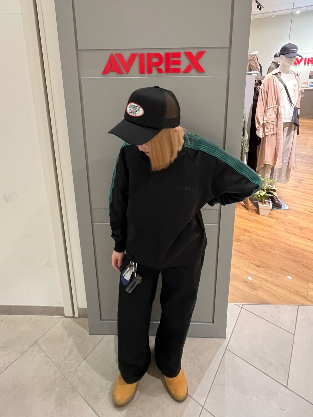 「AVIREX、Dickies、メンズライク、休日コーデ、ootd、メッシュキャップ、Timberland、トラックジャケット、低身長コーデ、AVIREXBelle」｜「AVIREXのアイテム（キャップ、ブラック系）」を使った、サキカさん（レディース・148cm）の春コーディネートの1枚目の写真
