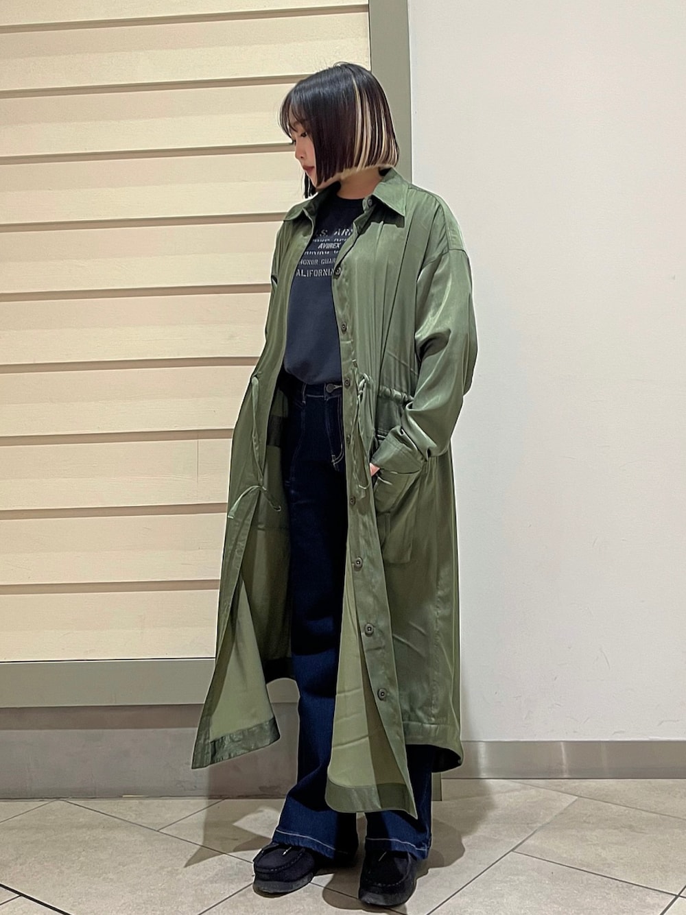 「デニム、ロゴT、シンプル、AVIREX、カーキ、ootd、カジュアルコーデ、低身長コーデ、おしゃれさんと繋がりたい、AVIREXBelle」｜「AVIREXのFADE WASH PRINT T-SHIRT/ フェイドウォッシュプリントティーシャツ（Tシャツ/カットソー、ブラック系）」を使った、サキカさん（レディース・148cm）の春コーディネートの1枚目の写真