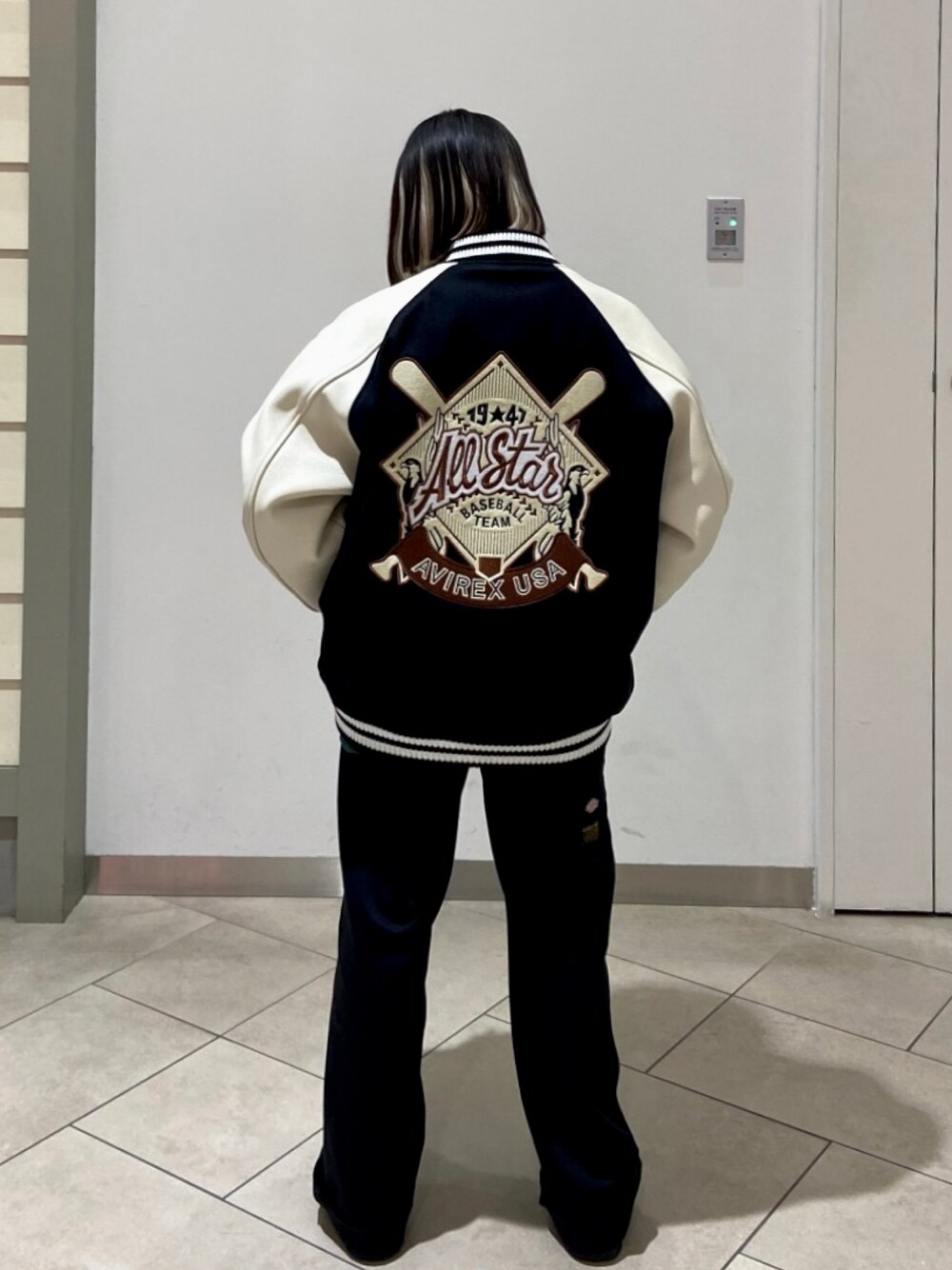 「ビッグシルエット、スタジャン、NIKE、ブラック、ストリート、AVIREX、Dickies、ootd、低身長コーデ、AVIREXBelle」｜「AVIREXの【直営店限定】2TONE VARSITY JACKET ALL STARS / 2トーン ヴァーシティ ジャケット オールスターズ / アヴィレックス / AVIREX（スタジャン、ブラック系）」を使った、サキカさん（レディース・148cm）の冬コーディネートの1枚目の写真