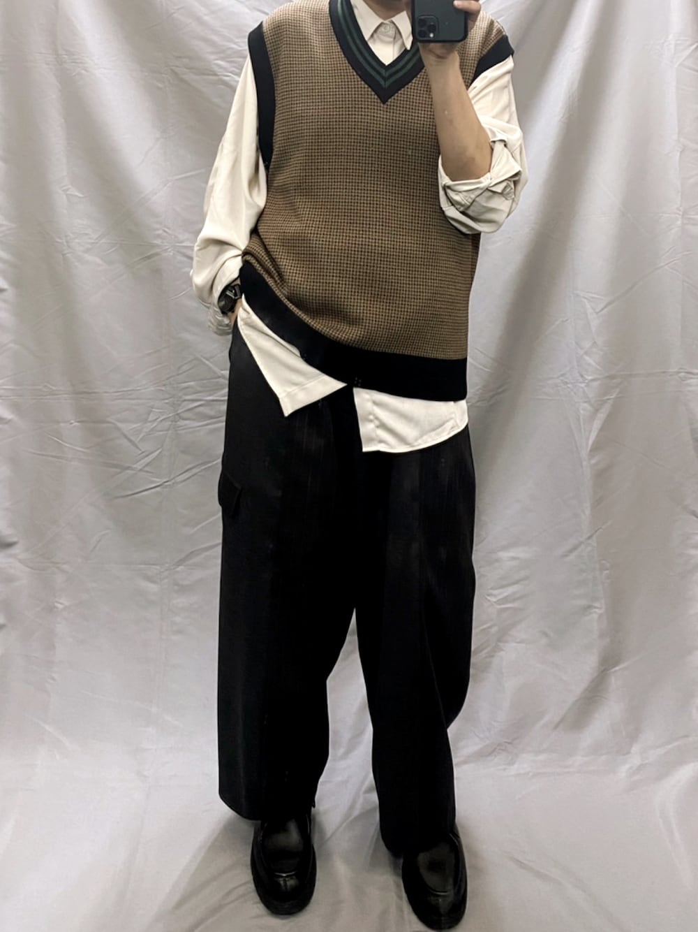 グレー系のその他パンツ、ブラック系のドレスシューズ、ホワイト系のシャツ/ブラウスを着用したメンズの夏コーディネートの1枚目の写真