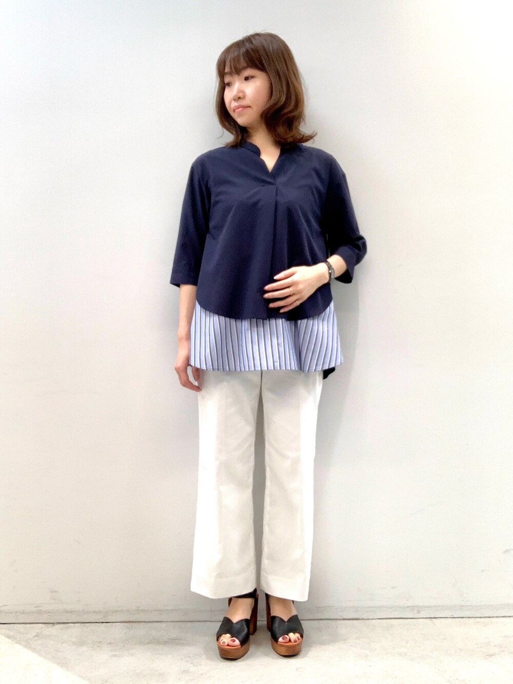 ブルー系のシャツ/ブラウス、ホワイト系のその他パンツ、その他のその他を着用したレディースの夏コーディネートの1枚目の写真