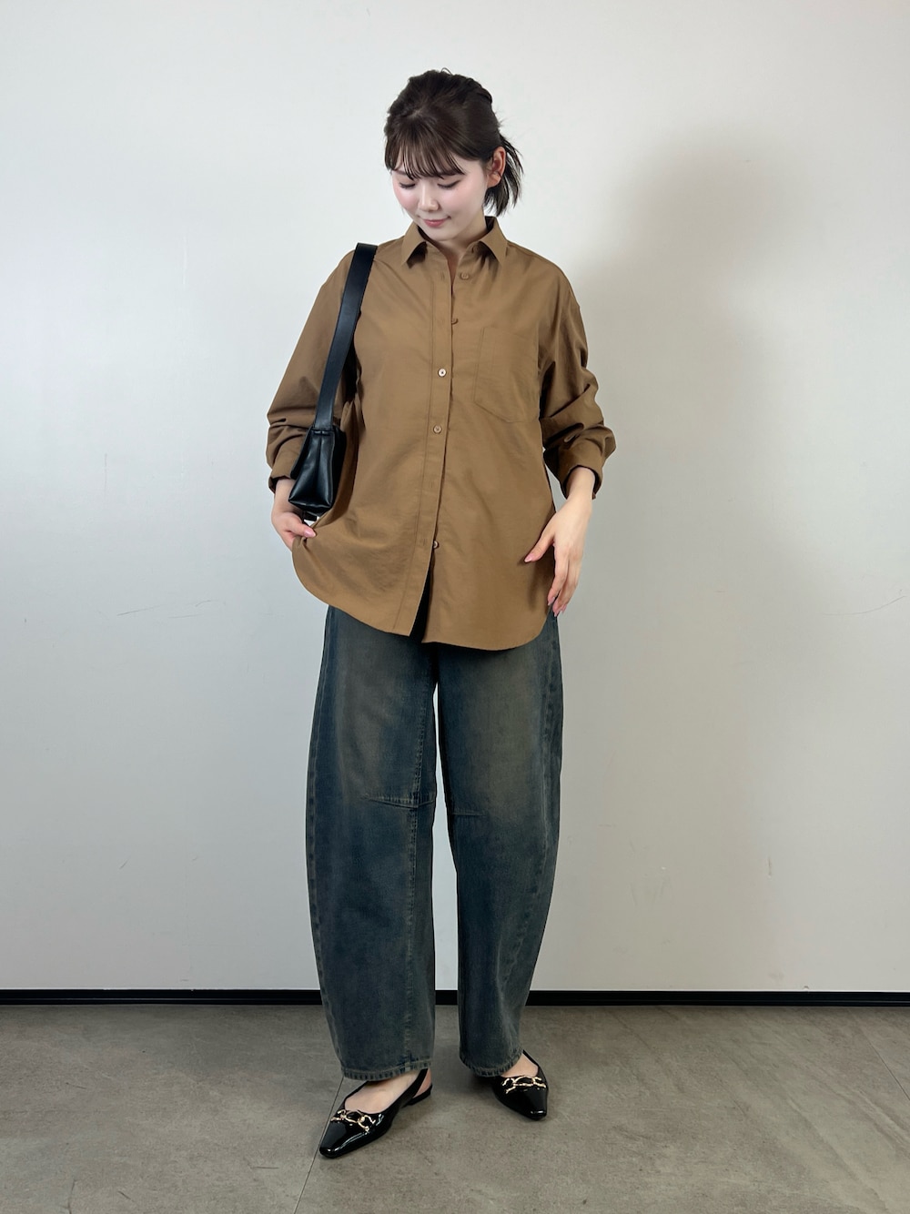 「夏コーデ、バレルレッグジーンズ、カラーデニム、デニムコーデ、デニムパンツ、シンプルスタイル、シャツスタイル、シャツコーデ、お出かけコーデ、プチプラコーデ、パンプス、大人カジュアル、大人コーデ、GUコーデ、GU」｜「GUのアイテム（デニムパンツ、ブルー系）」を使った、りんさん（骨格ストレート・レディース・161cm）の夏コーディネートの1枚目の写真