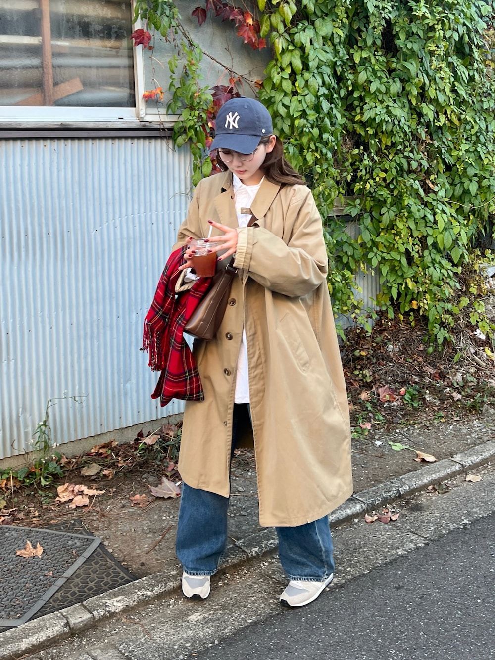 ホワイト系のシャツ/ブラウス、グレー系のスニーカー、ブルー系のキャップを着用したレディースの秋コーディネートの1枚目の写真