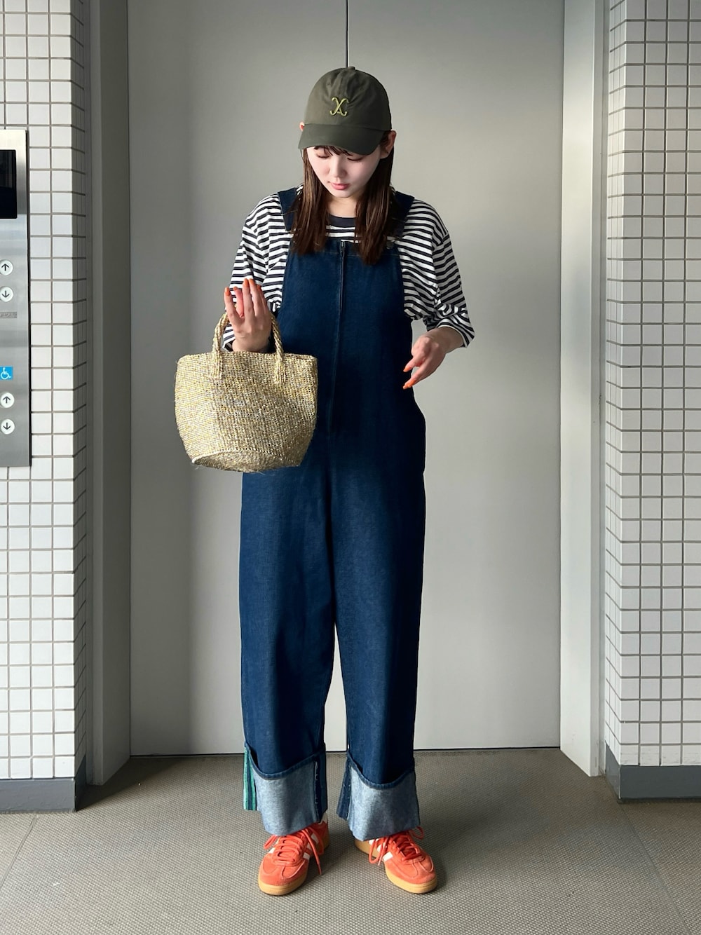 「夏ルックで気分アップ、サロペット、ボーダートップス、ボーダー、スニーカー、カジュアルコーデ、かごバッグ、キャップ、ボーダーTシャツ、夏コーデ、デニム、デニムコーデ、ワントーンコーデ、オールインワン、カラーコーデ」｜「BLACK BY MOUSSYのplastic sisal bag(プラスチックサイザルバック)（かごバッグ、ゴールド系）」を使った、りんさん（骨格ストレート・レディース・161cm）の夏コーディネートの1枚目の写真