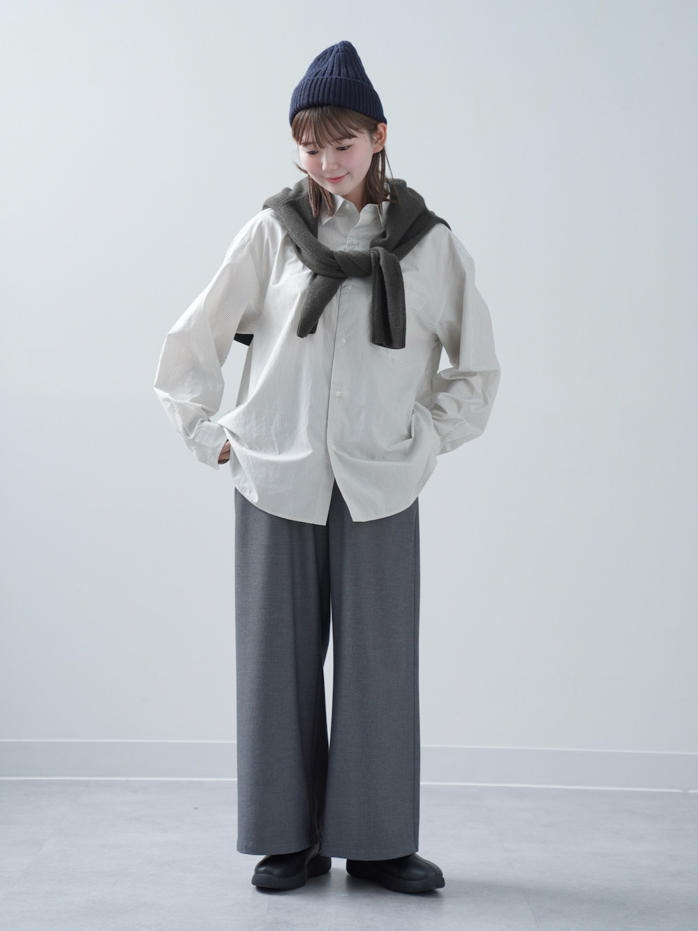 「シャツスタイル、秋服準備はじめました、メンズライク、シャツ、シャツコーデ、ワイドパンツ、大人カジュアル、カジュアルコーデ、肩掛けカーデ、秋コーデ、UNIQLOC、ユニクロコーデ、ユニクロ、ユニクロシー、ニット帽」｜「UNIQLOのアイテム（シャツ/ブラウス、ホワイト系）」を使った、りんさん（骨格ストレート・レディース・161cm）の秋コーディネートの1枚目の写真