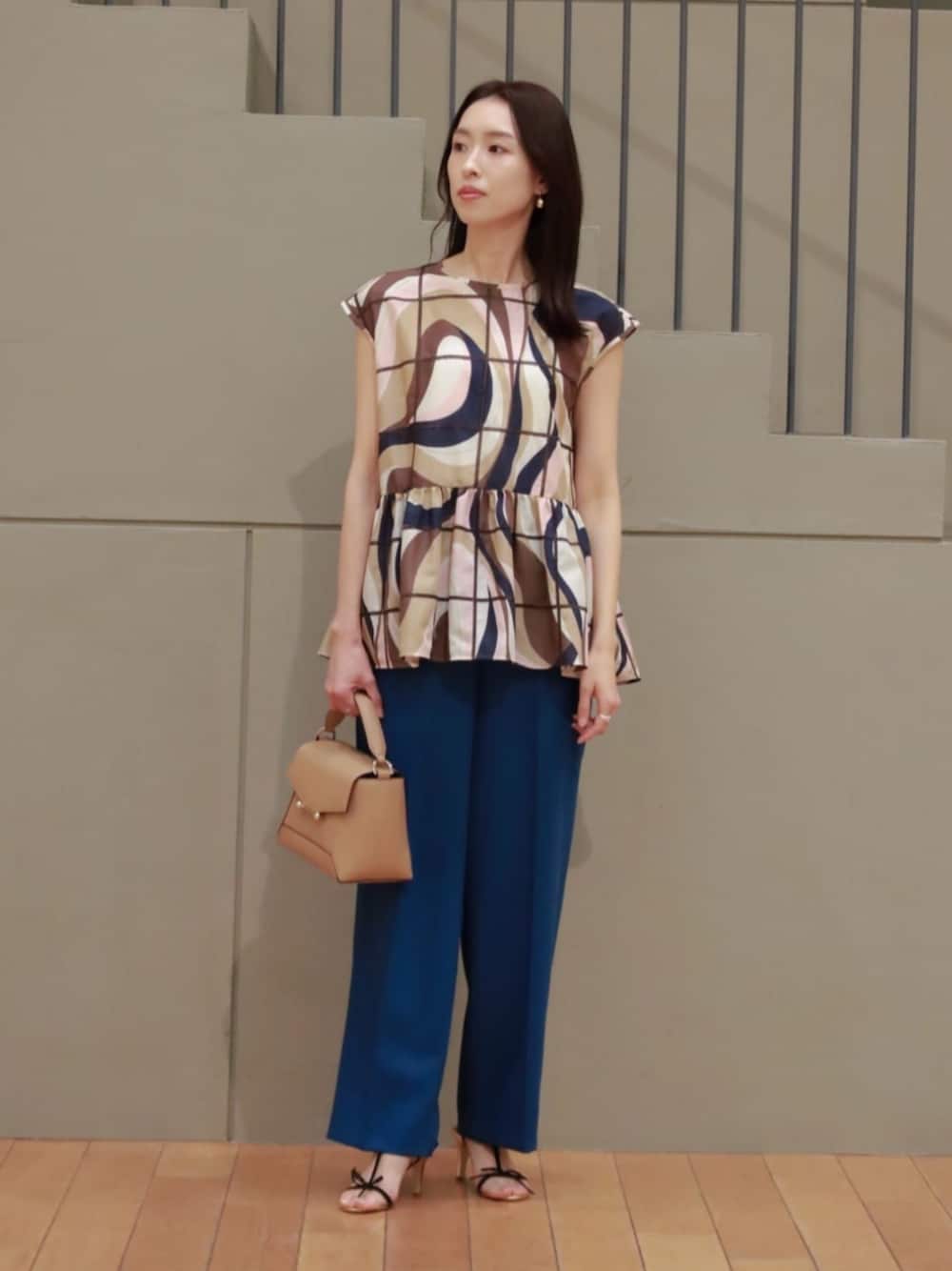 ベージュ系のシャツ/ブラウス、ブルー系のその他パンツを着用したレディースの春コーディネートの1枚目の写真