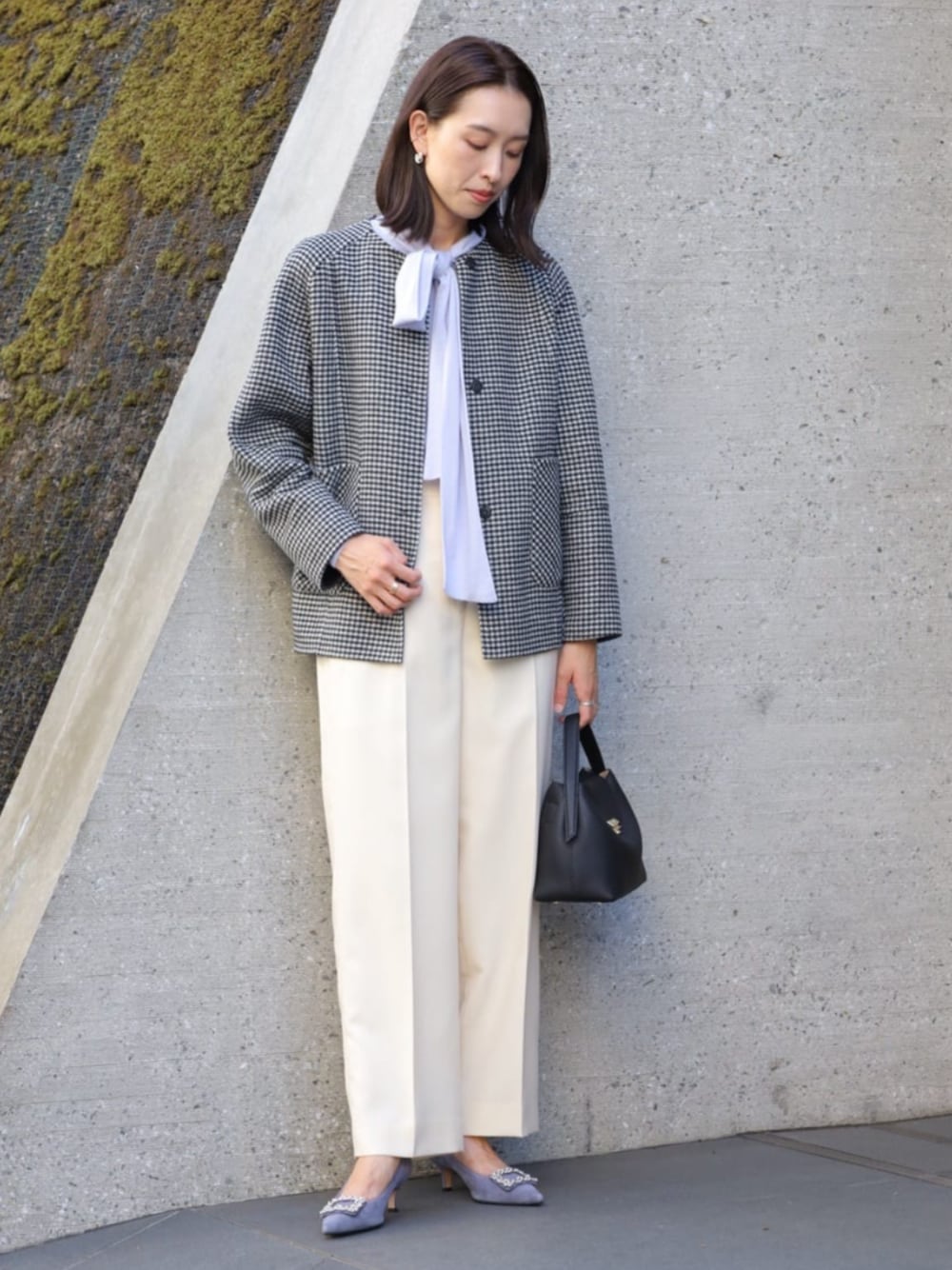 「TOMORROWLAND、トゥモローランド、TOMORROWLAND collection、ballsey、PUNTI、リバーシブル、ダブルフェイス、ボウタイ、モノトーン」｜「BALLSEYのライトカルゼ センタープレスストレートパンツ（その他パンツ、ベージュ系）」を使った、Ishii_TOMORROWLANDさん（レディース・163cm）の秋コーディネートの1枚目の写真