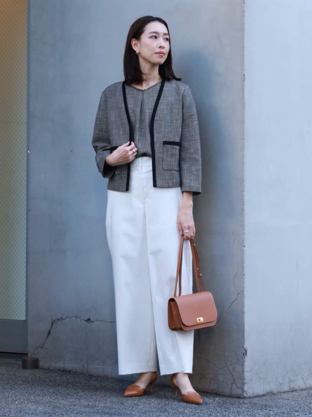 グレー系のノーカラージャケット、グレー系のシャツ/ブラウス、ゴールド系のピアス(両耳用)を着用したレディースの冬コーディネートの1枚目の写真