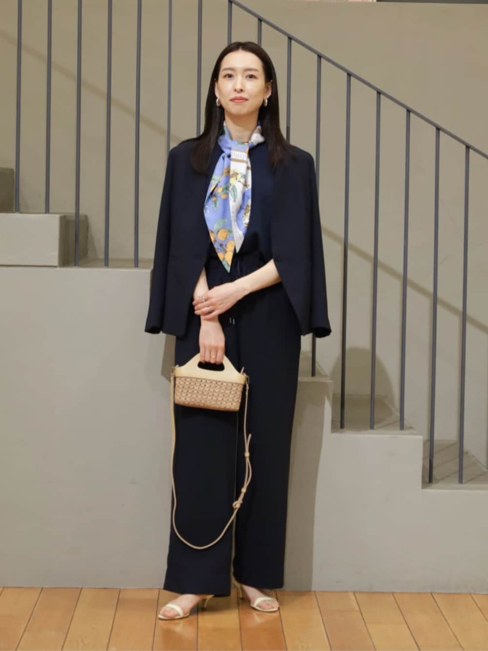 ブルー系のニット/セーター、ブルー系のノーカラージャケット、ブルー系のその他パンツを着用したレディースの春コーディネートの1枚目の写真