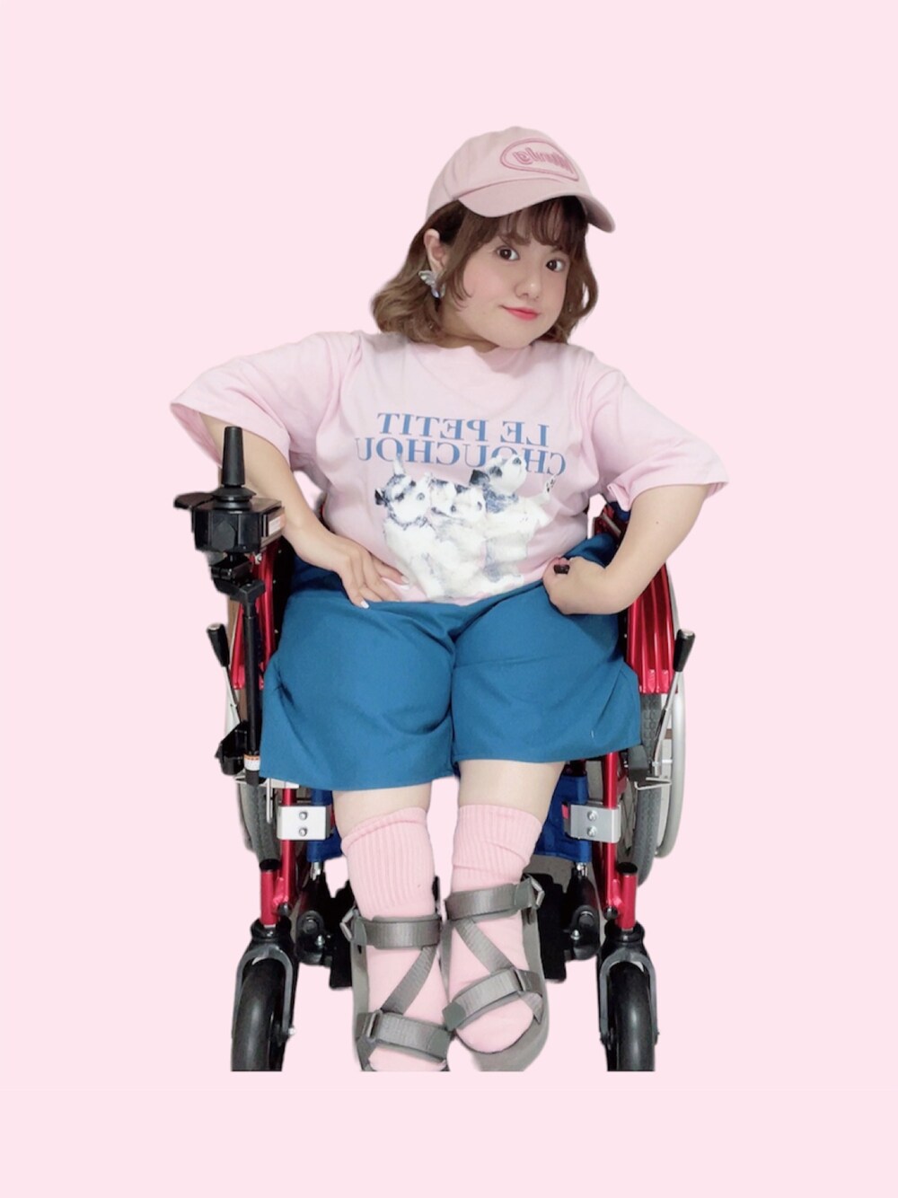 ピンク系のTシャツ/カットソー、ブルー系のパンツ、グレー系のサンダルを着用したレディースの秋コーディネートの1枚目の写真
