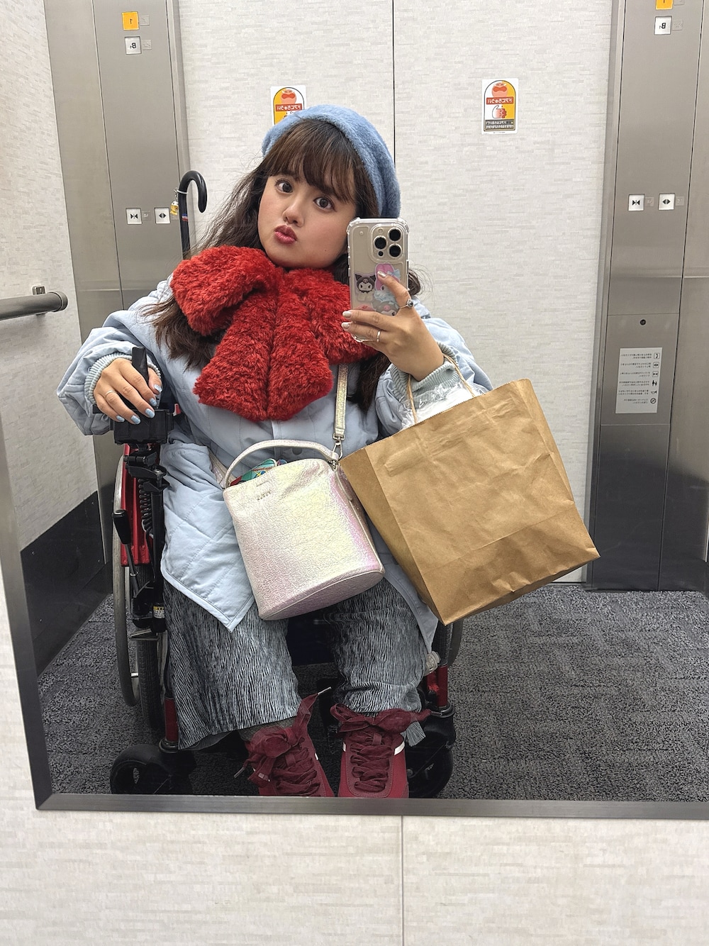 レッド系のスニーカー、ブルー系のハンチング/ベレー帽、レッド系のマフラーを着用したレディースの冬コーディネートの1枚目の写真