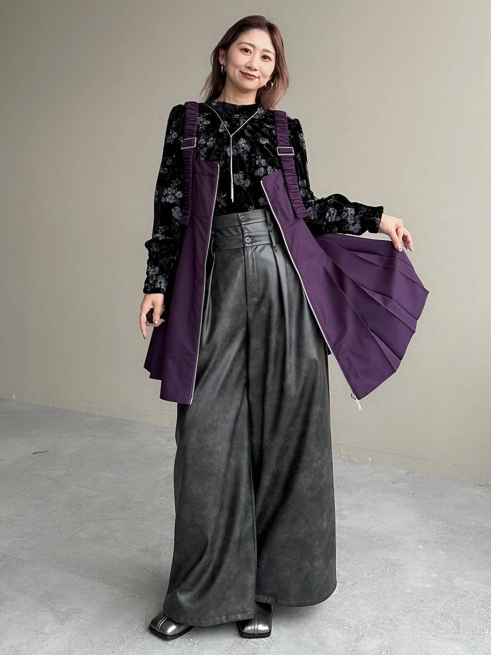 グレー系のその他パンツ、シルバー系のブーツ、パープル系のチュニックを着用したレディースの冬コーディネートの1枚目の写真