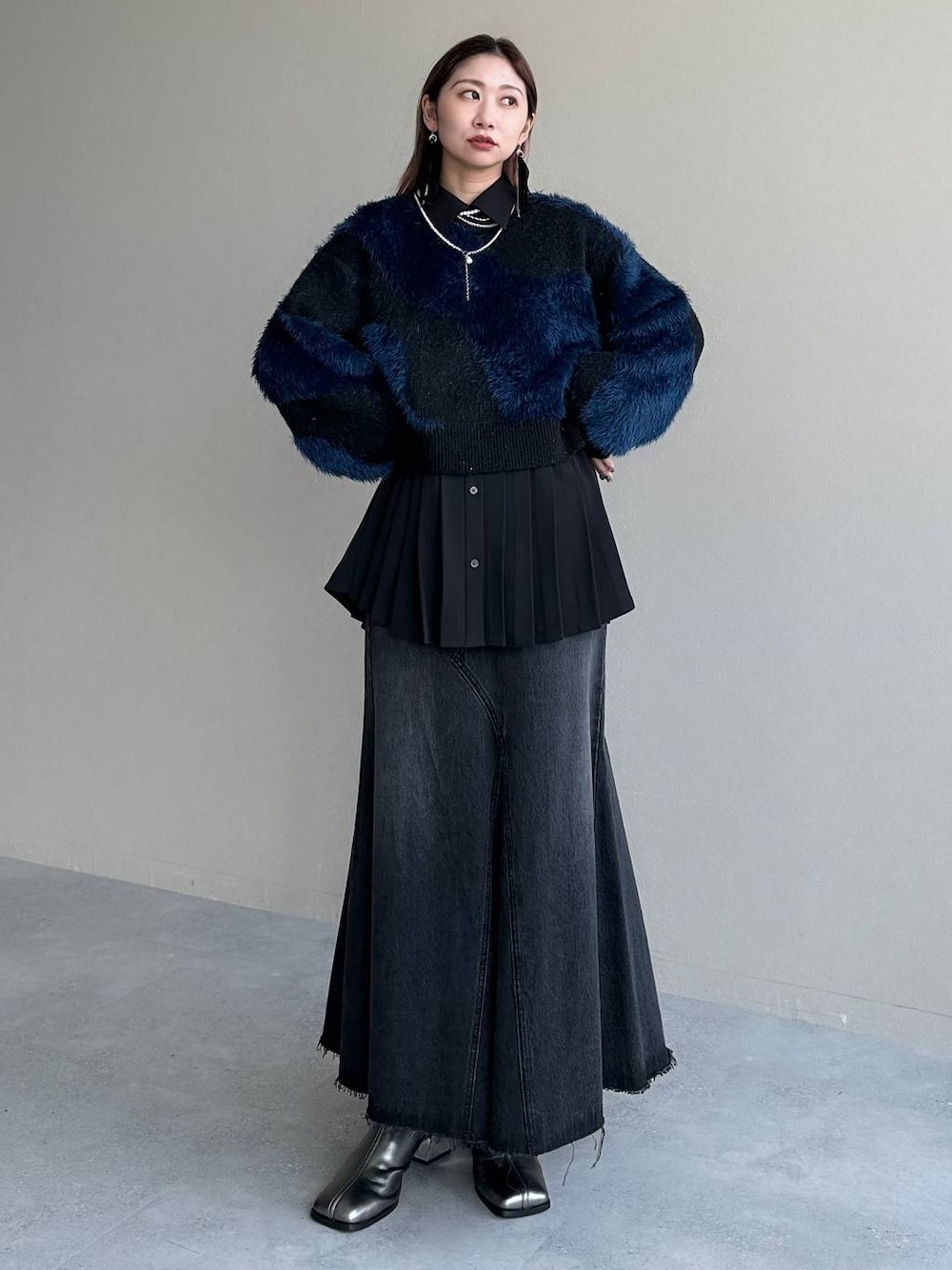 ブラック系のデニムスカート、シルバー系のブーツ、ブラック系のシャツ/ブラウスを着用したレディースの秋コーディネートの1枚目の写真