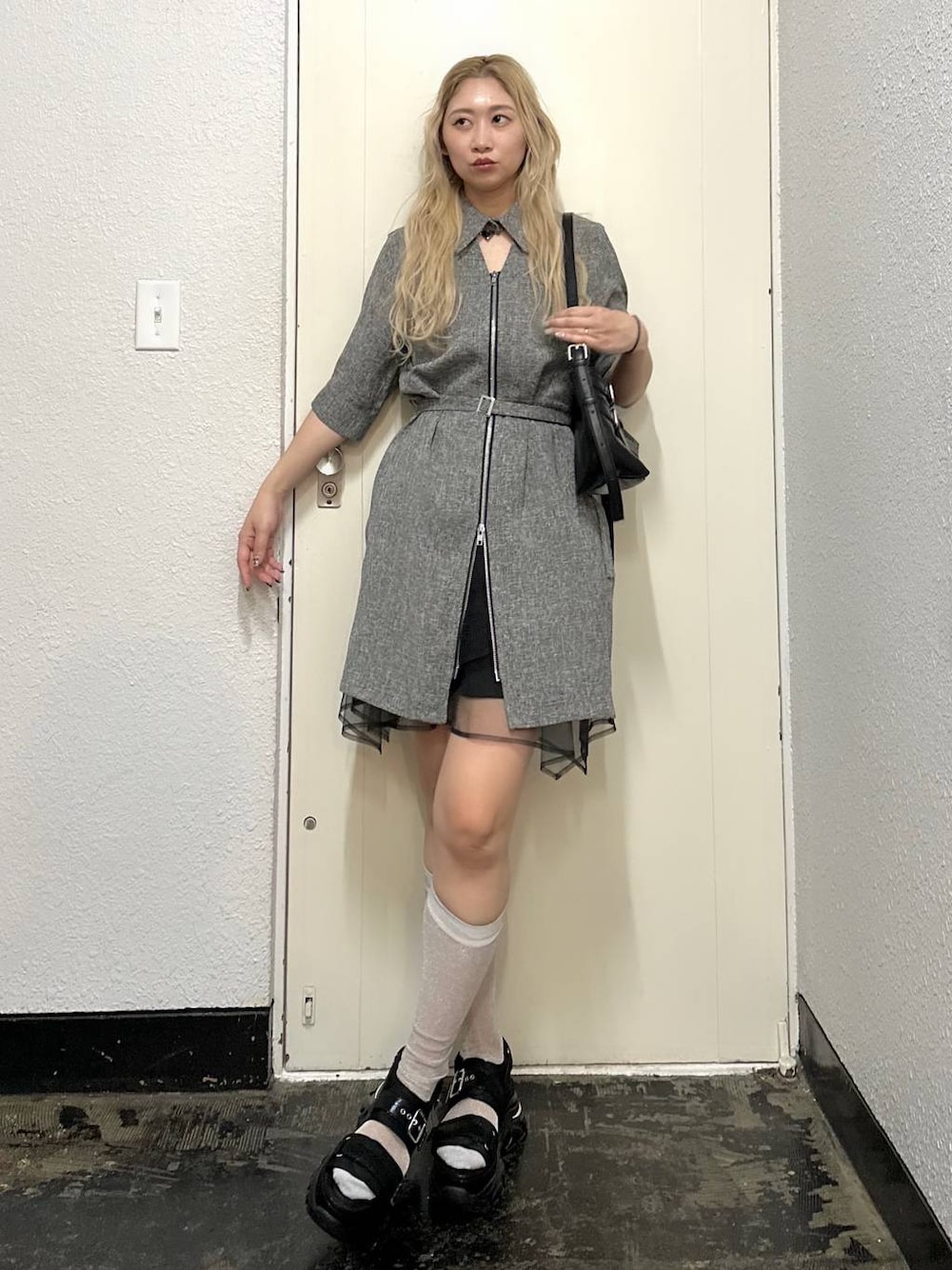 「きれいめ、着痩せ・細見え、モード、結婚式2次会、休日コーデ、デート/ロマンティック、春コーデ、女子会、個性派、モテ、カラーコーデ_HARE、HARE、ワンピース、サンダル」｜「HAREのベルテッドショルダーバッグ(HARE)（ショルダーバッグ、ブラック系）」を使った、hare_usamiさん（レディース・158cm）の春コーディネートの1枚目の写真