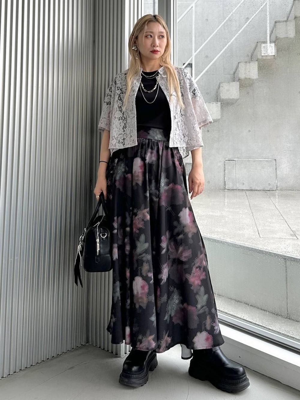 「着痩せ・細見え、きれいめ、モード、結婚式2次会、休日コーデ、デート/ロマンティック、夏コーデ、女子会、個性派、モテ、カラーコーデ_HARE、HARE、シャツ、シャツスタイル、Tシャツ」｜「HAREのビッグフラワーイヤリング(HARE)（イヤリング、シルバー系）」を使った、hare_usamiさん（レディース・158cm）の夏コーディネートの1枚目の写真