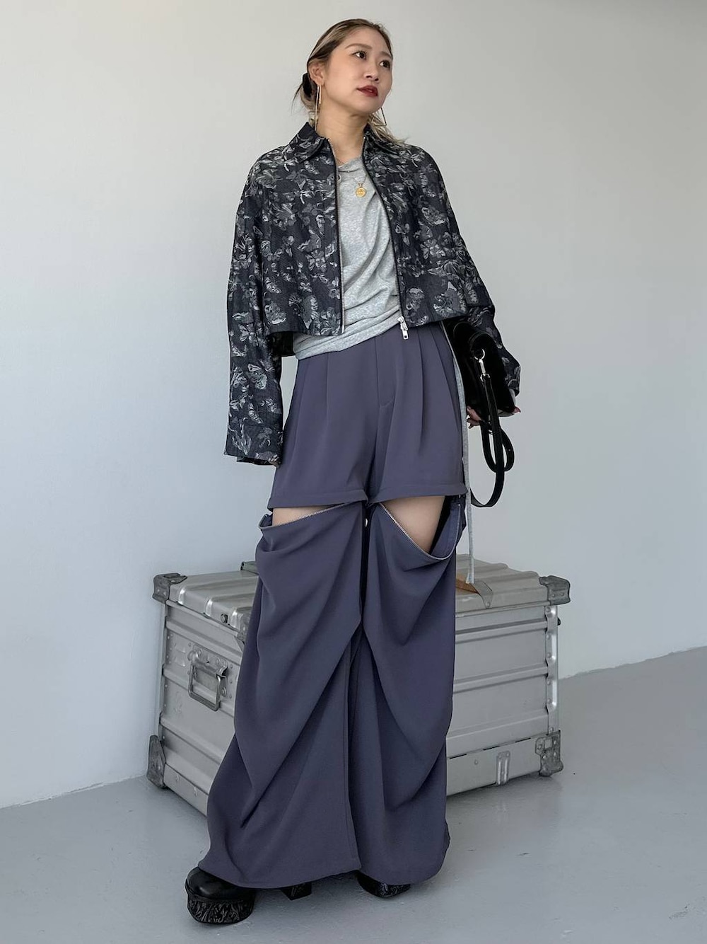 パープル系のカーゴパンツ、グレー系のTシャツ/カットソー、グレー系のブーツを着用したレディースの夏コーディネートの1枚目の写真