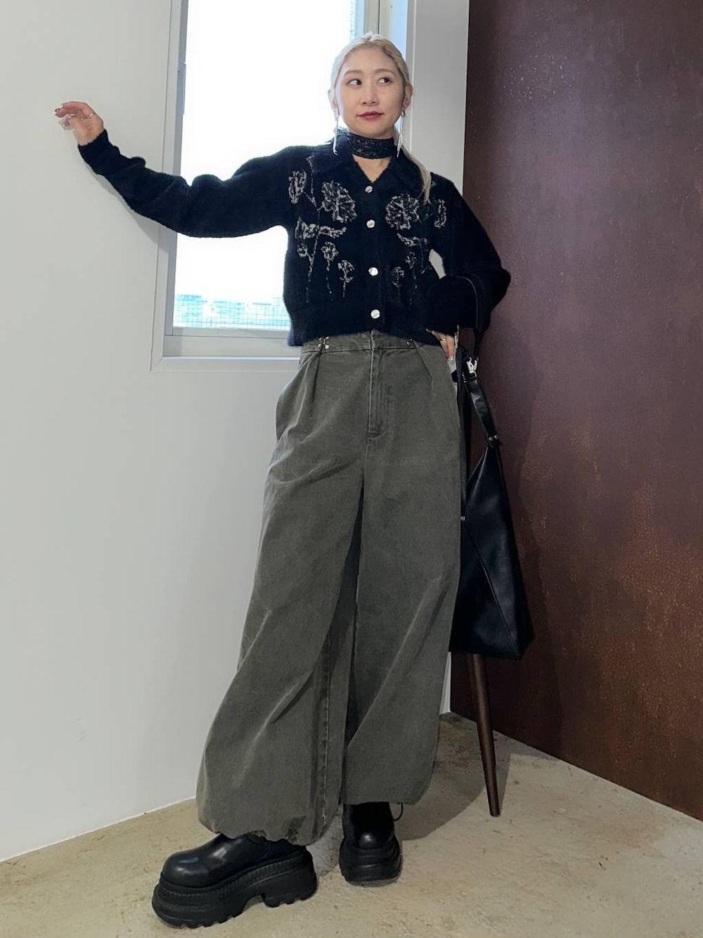 「体型カバー、着痩せ・細見え、モード、結婚式2次会、休日コーデ、デート/ロマンティック、秋コーデ、女子会、個性派、モテ、きれいめ、カラーコーデ_HARE、HARE、デニムパンツ、ニット」｜「HAREのバイカーデザインブーツ(HARE)（ブーツ、ブラック系）」を使った、hare_usamiさん（レディース・158cm）の秋コーディネートの1枚目の写真
