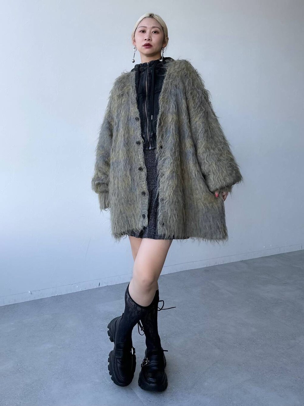 「体型カバー、着痩せ・細見え、モード、結婚式2次会、休日コーデ、デート/ロマンティック、秋コーデ、女子会、個性派、モテ、きれいめ、カラーコーデ_HARE、HARE、カーディガン、メンズライク」｜「HAREの【SETUP対応】ピグメントジップショートパーカー(HARE)（パーカー、ブラック系）」を使った、hare_usamiさん（骨格ウェーブ・レディース・158cm）の秋コーディネートの1枚目の写真