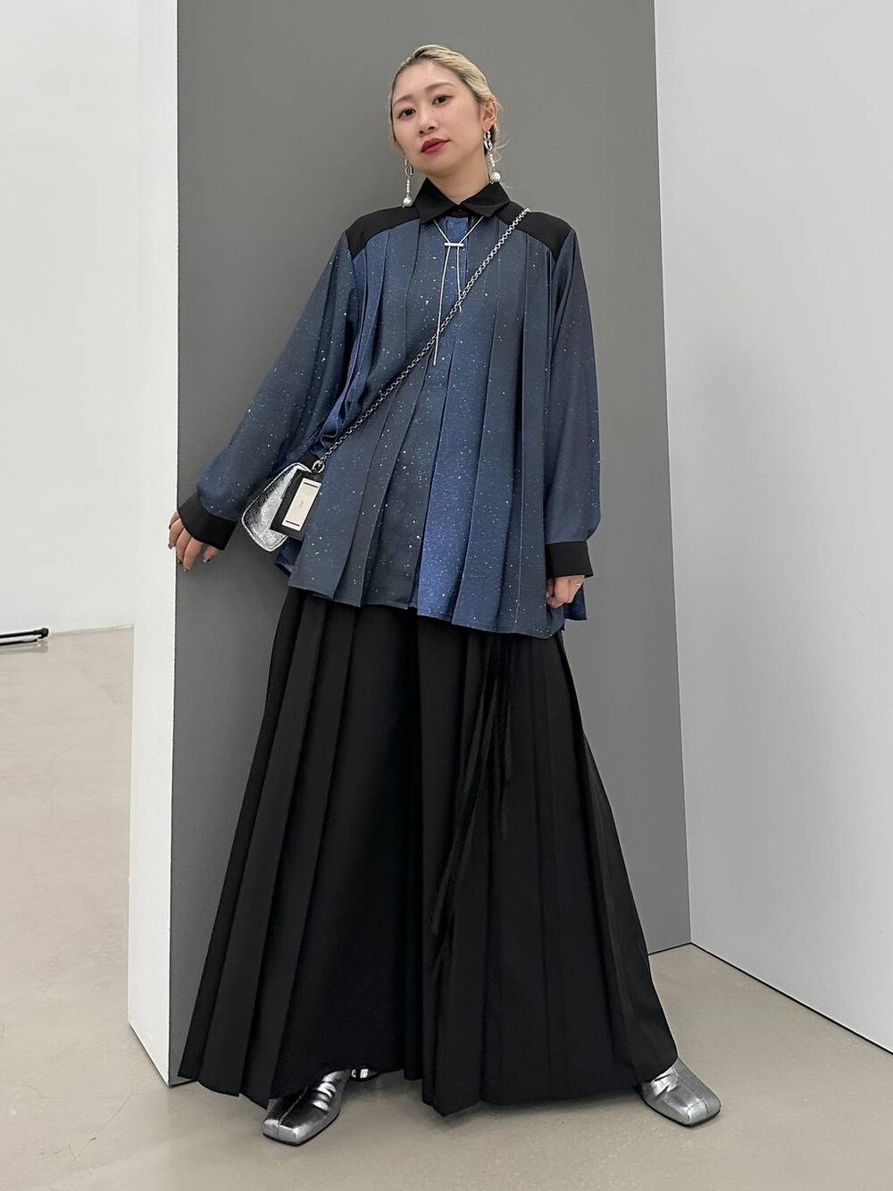 「体型カバー、着痩せ・細見え、モード、結婚式2次会、休日コーデ、デート/ロマンティック、秋コーデ、女子会、個性派、モテ、きれいめ、カラーコーデ_HARE、HARE、シャツ、シャツスタイル」｜「HAREのメタルヒールストレッチブーツ(HARE)（ブーツ、シルバー系）」を使った、hare_usamiさん（レディース・158cm）の秋コーディネートの1枚目の写真