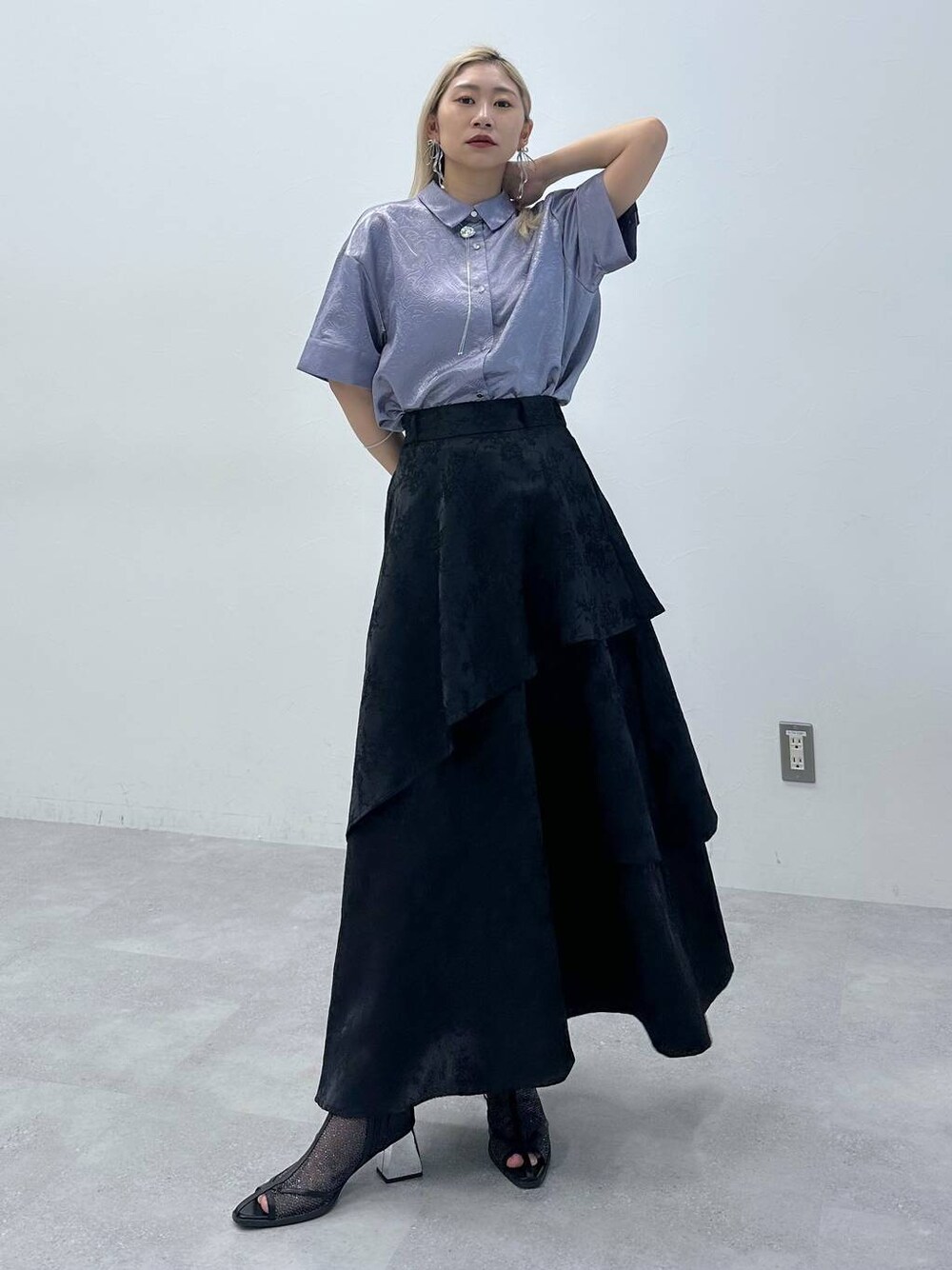 「デート/ロマンティック、女子会、個性派、モテ、シャツ、ロングスカート、ブーツ、体型カバー、着痩せ・細見え、モード、結婚式2次会、休日コーデ、秋コーデ、きれいめ、カラーコーデ_HARE」｜「HAREのメタルヒールメッシュブーサン(HARE)（サンダル、ブラック系）」を使った、hare_usamiさん（骨格ウェーブ・レディース・158cm）の春コーディネートの1枚目の写真