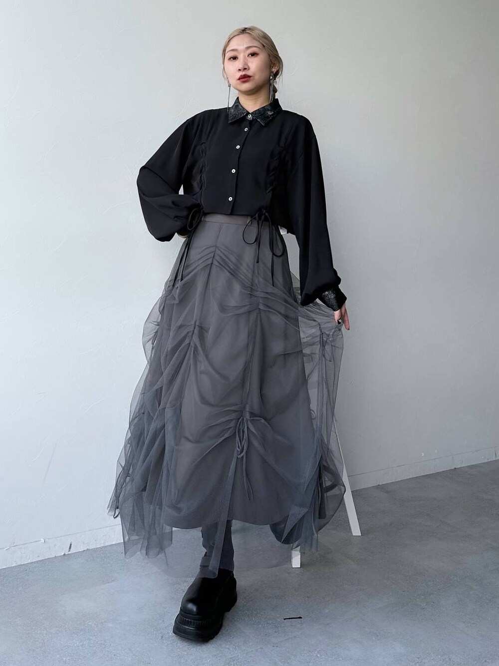 「体型カバー、着痩せ・細見え、モード、結婚式2次会、休日コーデ、デート/ロマンティック、秋コーデ、女子会、個性派、モテ、HARE、スカート、シャツ、きれいめ、カラーコーデ_HARE」｜「HAREのキリカエジャガードレースアップシャツ(HARE)（シャツ/ブラウス、ブルー系）」を使った、hare_usamiさん（レディース・158cm）の冬コーディネートの1枚目の写真