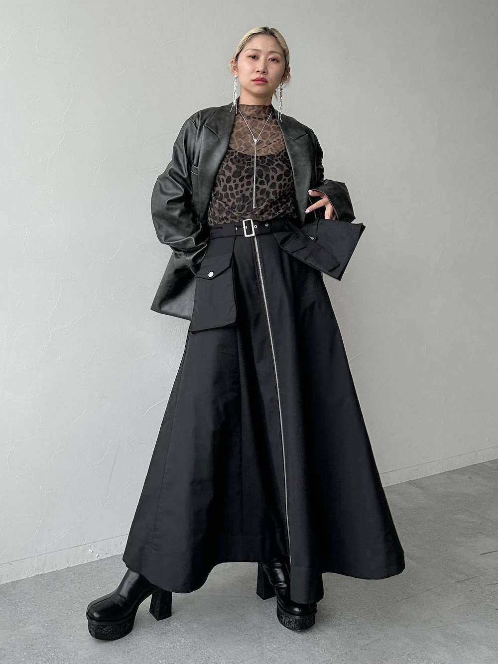 ブラウン系のTシャツ/カットソー、グレー系のテーラードジャケット、グレー系のブーツを着用したレディースの秋コーディネートの1枚目の写真