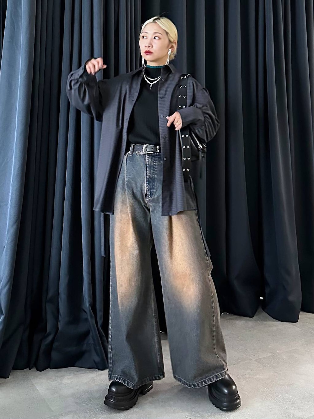 「体型カバー、着痩せ・細見え、モード、結婚式2次会、休日コーデ、デート/ロマンティック、秋コーデ、女子会、個性派、モテ、きれいめ、カラーコーデ_HARE、HARE、シャツ、シャツスタイル」｜「HAREのアソートカコウデニムパンツ(HARE)（デニムパンツ、オレンジ系）」を使った、hare_usamiさん（骨格ウェーブ・レディース・158cm）の秋コーディネートの1枚目の写真