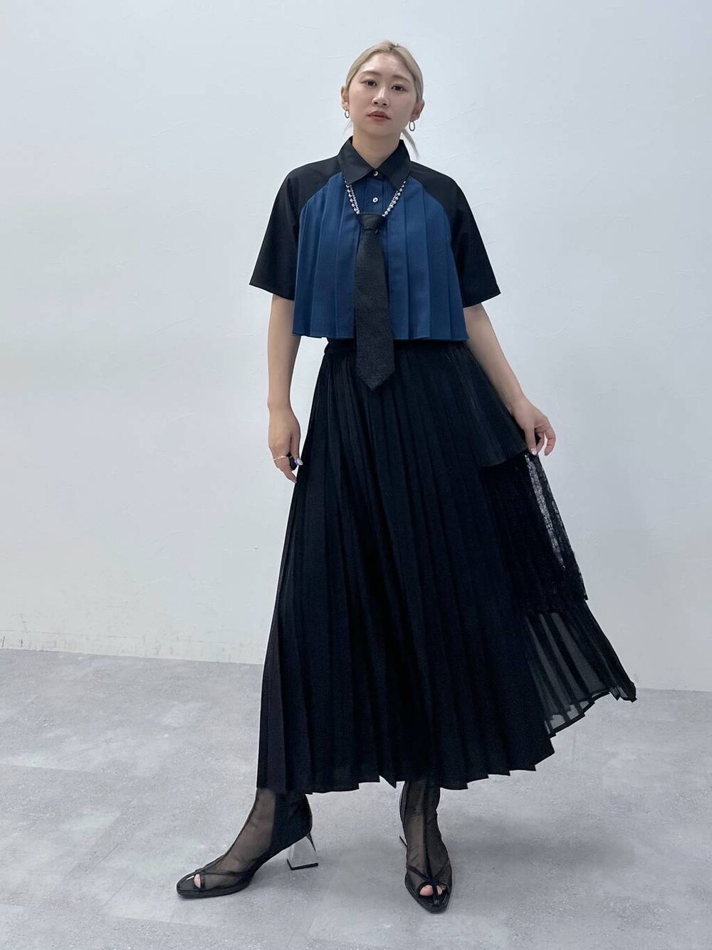「カラーコーデ_HARE、HARE、ロングスカート、シャツ、体型カバー、着痩せ・細見え、モード、結婚式2次会、休日コーデ、デート/ロマンティック、秋コーデ、女子会、個性派、モテ、きれいめ」｜「HAREのメタルヒールメッシュブーサン(HARE)（サンダル、ブラック系）」を使った、hare_usamiさん（骨格ウェーブ・レディース・158cm）の春コーディネートの1枚目の写真