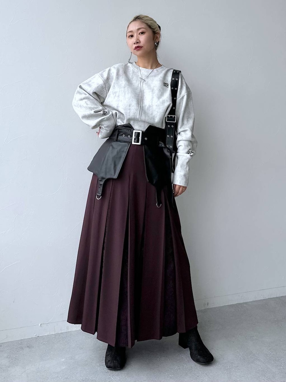 「体型カバー、着痩せ・細見え、モード、結婚式2次会、休日コーデ、デート/ロマンティック、秋コーデ、女子会、個性派、モテ、きれいめ、カラーコーデ_HARE、HARE、スウェット、ベルト」｜「HAREのレザーコルセット(HARE)（ベルト、ブラック系）」を使った、hare_usamiさん（骨格ウェーブ・レディース・158cm）の秋コーディネートの1枚目の写真